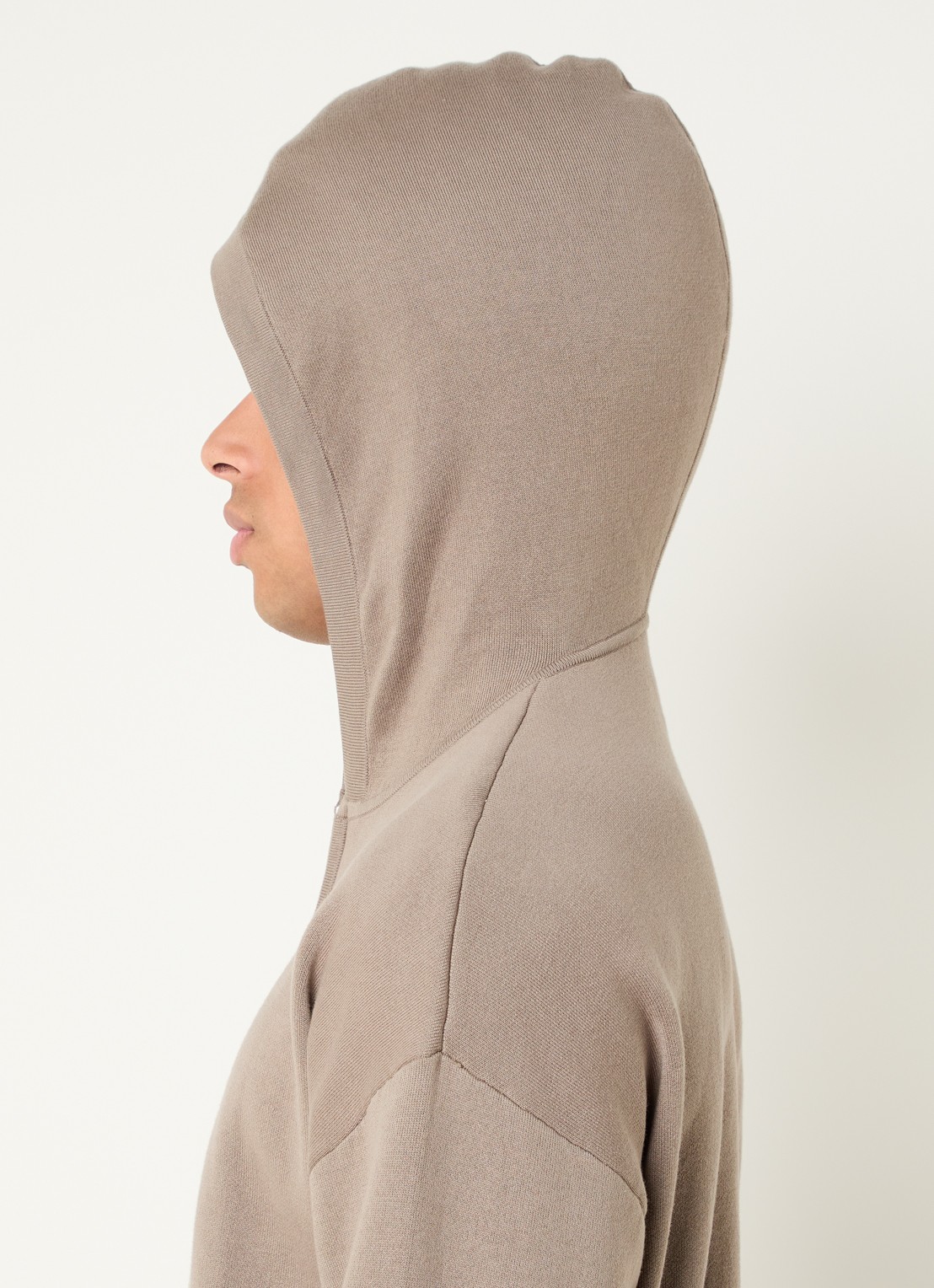 FLÂNEUR Atelier fijngebreid vest met capuchon en steekzakken - detail 2 taupe
