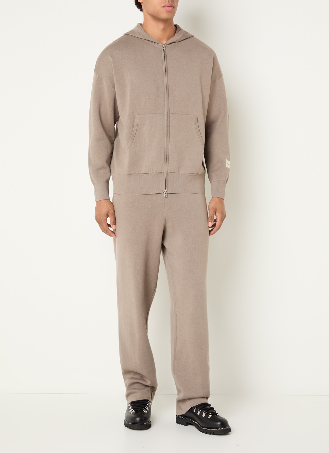 FLÂNEUR Atelier fijngebreid vest met capuchon en steekzakken - voorkant 5 taupe