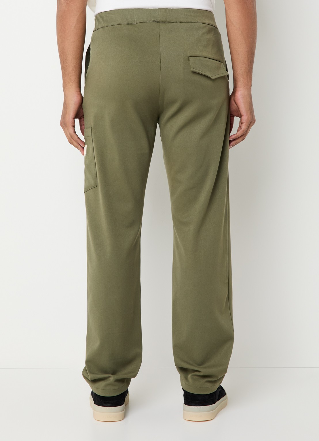 FLÂNEUR Atelier loose fit pantalon met opgestikte zak - achterkant legergroen