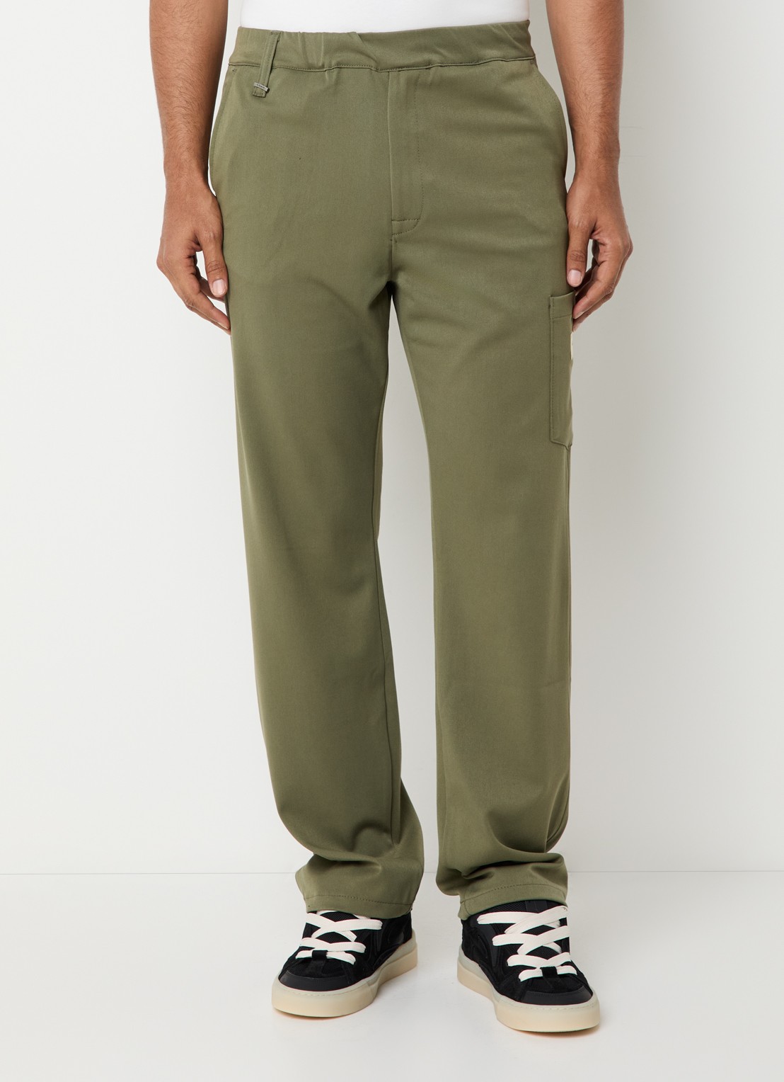 FLÂNEUR Atelier loose fit pantalon met opgestikte zak - detail 4 legergroen