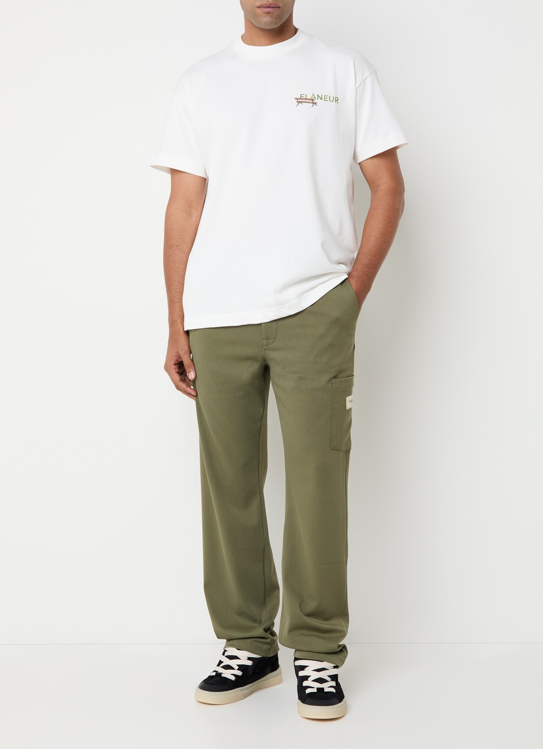 FLÂNEUR Atelier loose fit pantalon met opgestikte zak - voorkant 3 legergroen