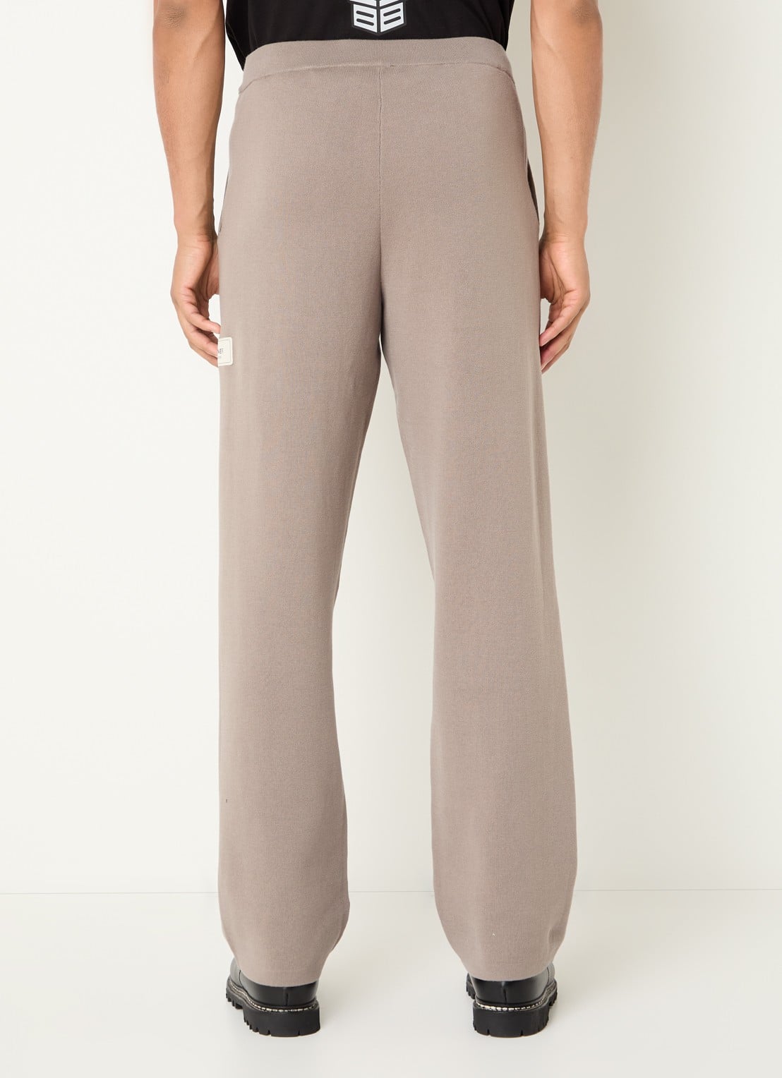 FLÂNEUR Atelier straight fit broek met logo en steekzakken - achterkant 3 taupe