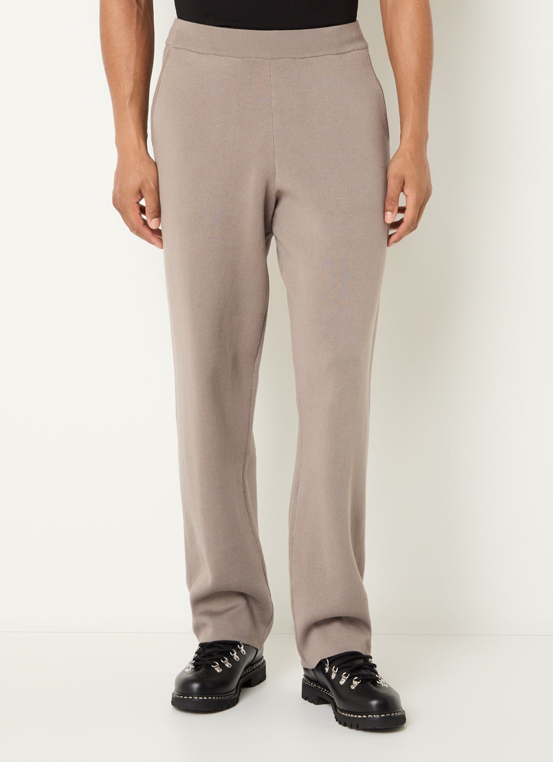 FLÂNEUR Atelier straight fit broek met logo en steekzakken - detail taupe