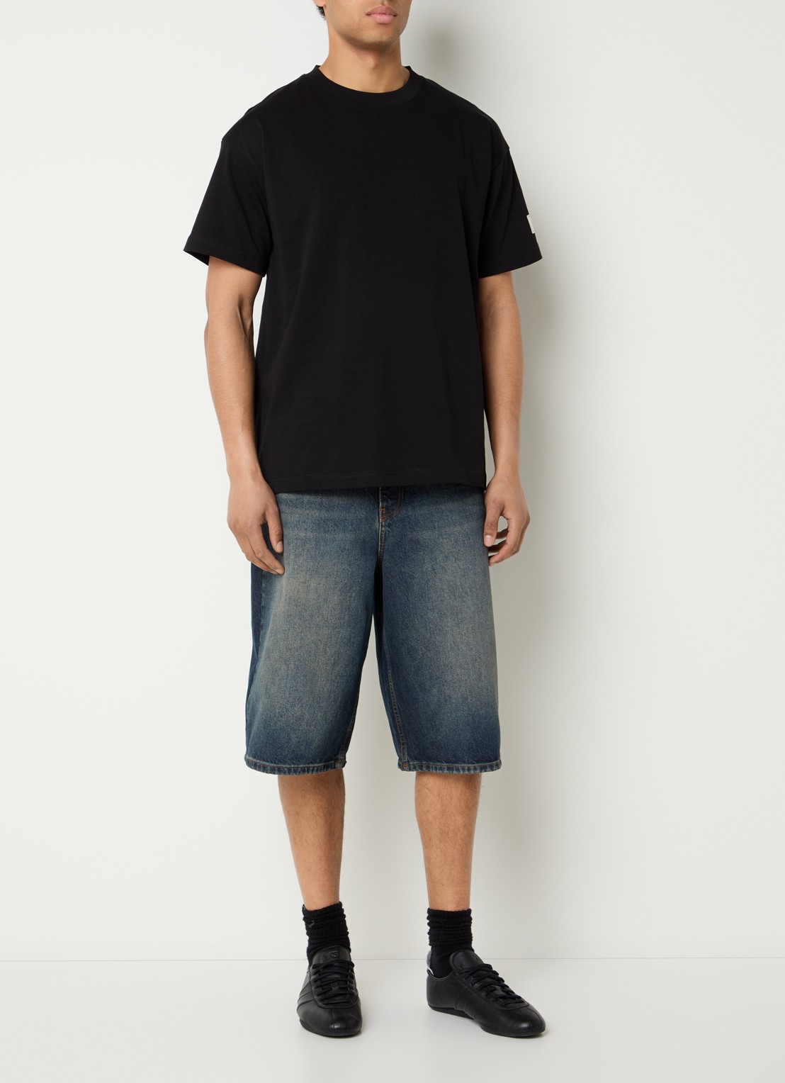 FLÂNEUR Atelier T-shirt met logo - voorkant 4 zwart