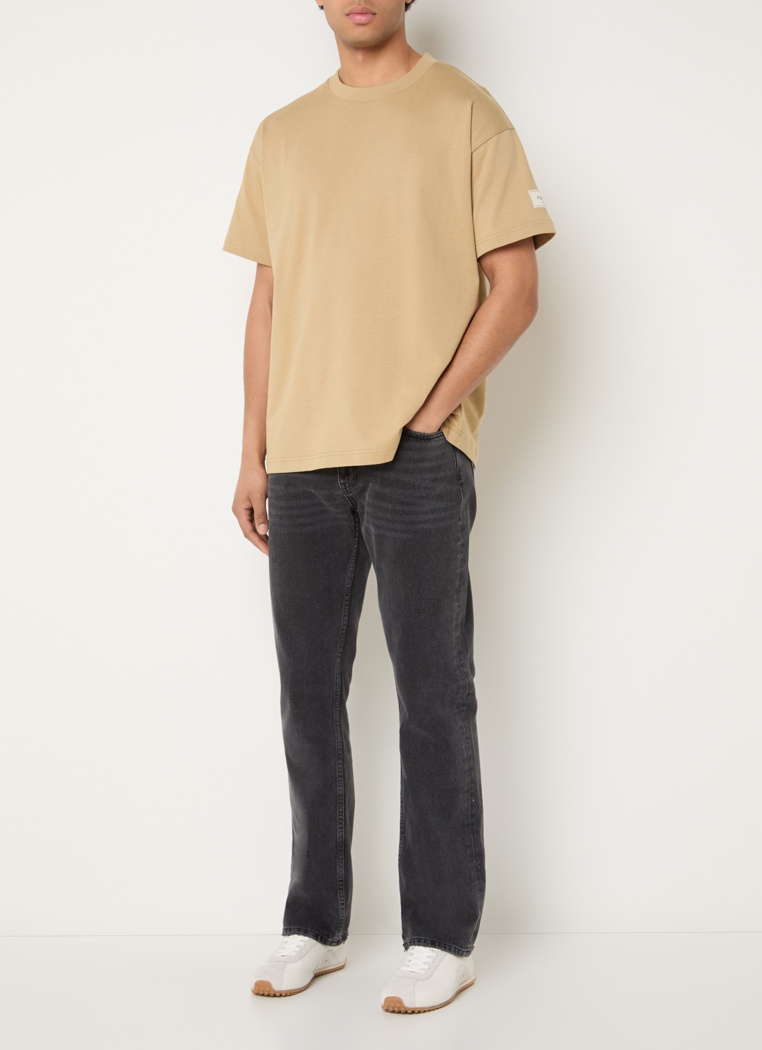 FLÂNEUR Atelier T-shirt met logo - voorkant 2 camel