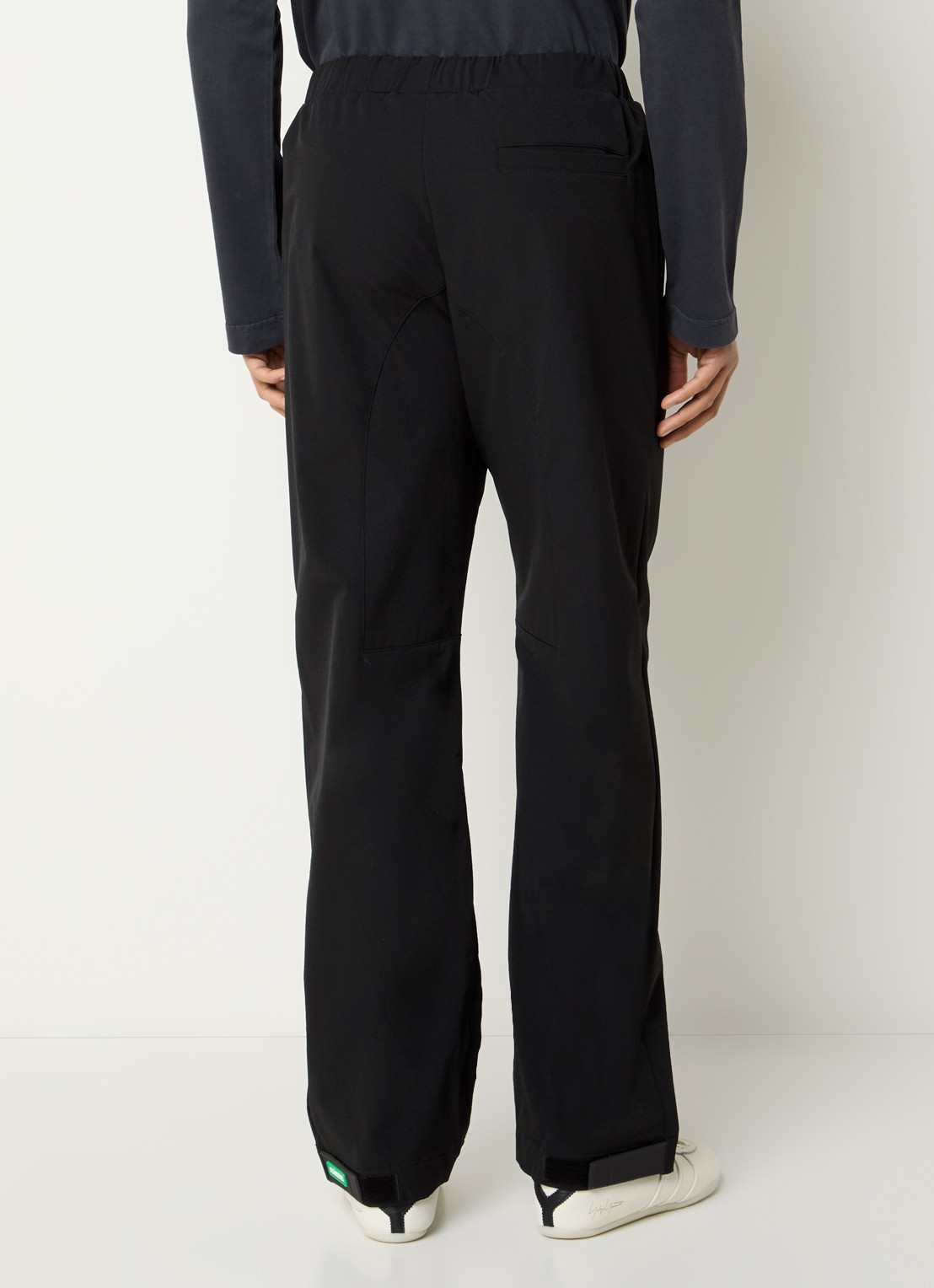 FLÂNEUR Badge straight fit broek met steekzakken - achterkant zwart