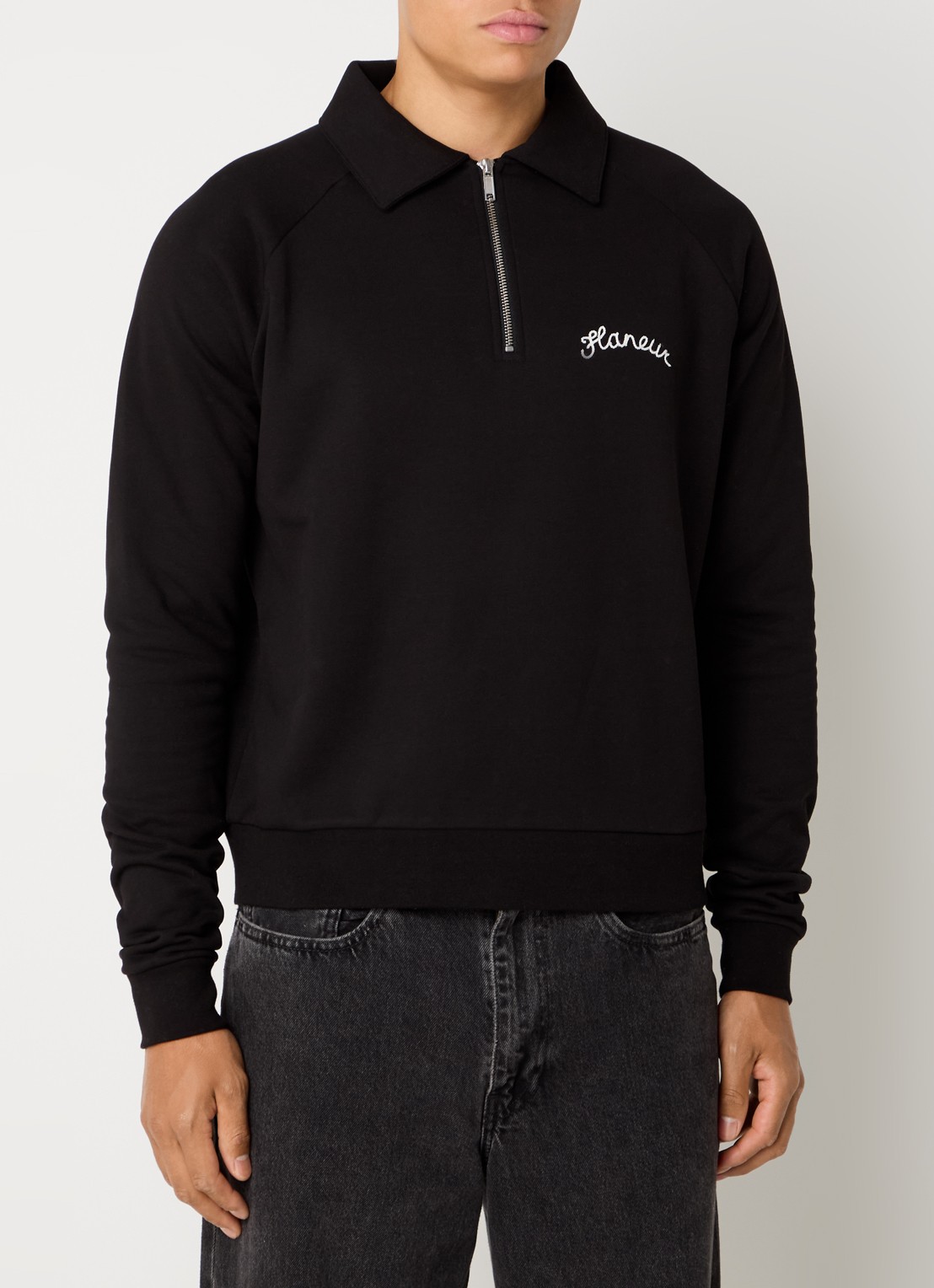 FLÂNEUR Raglan trui met halve rits en logoborduring - detail 4 zwart