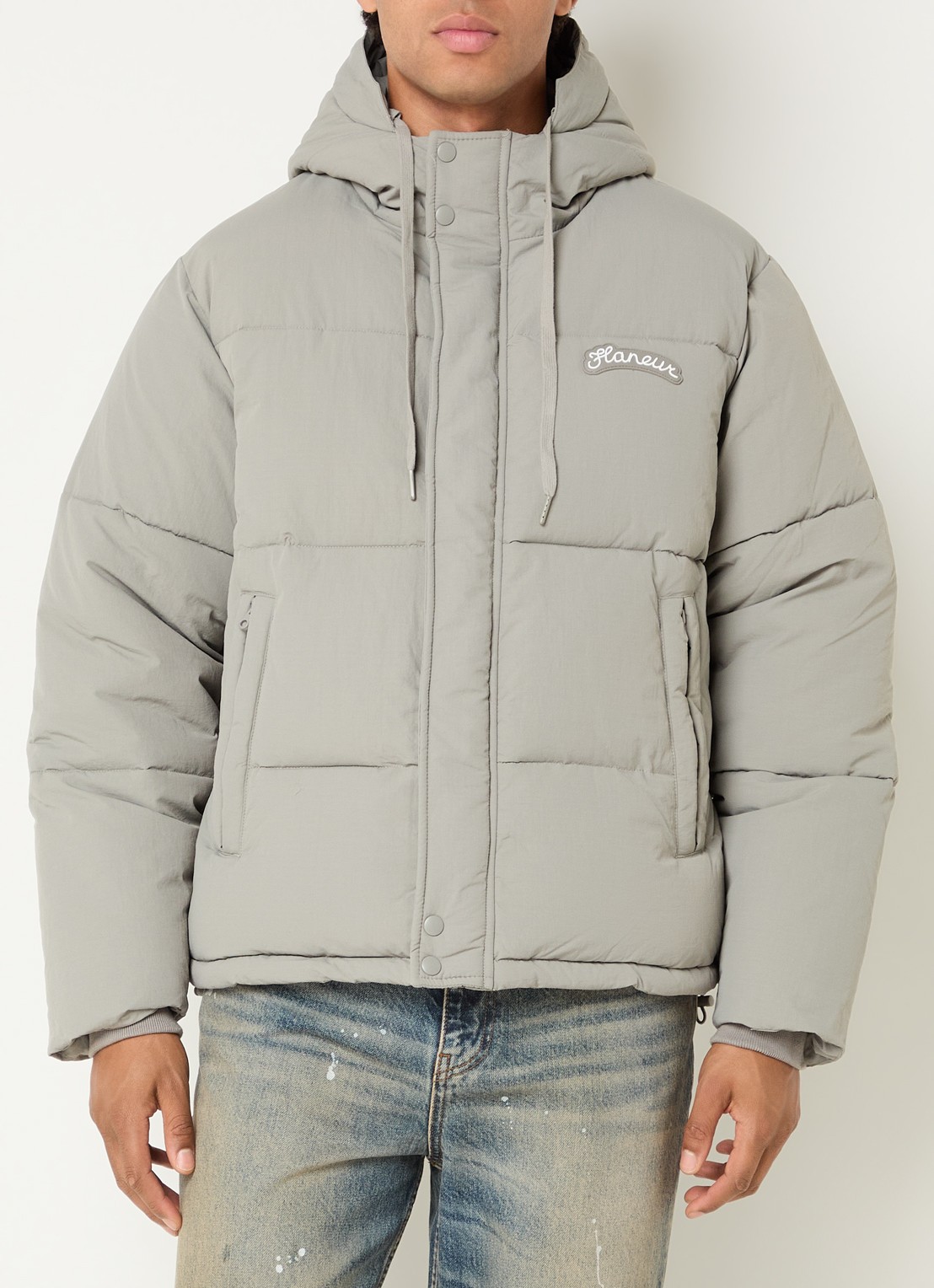 FLÂNEUR Signature puffer jack met capuchon en logo - detail grijs