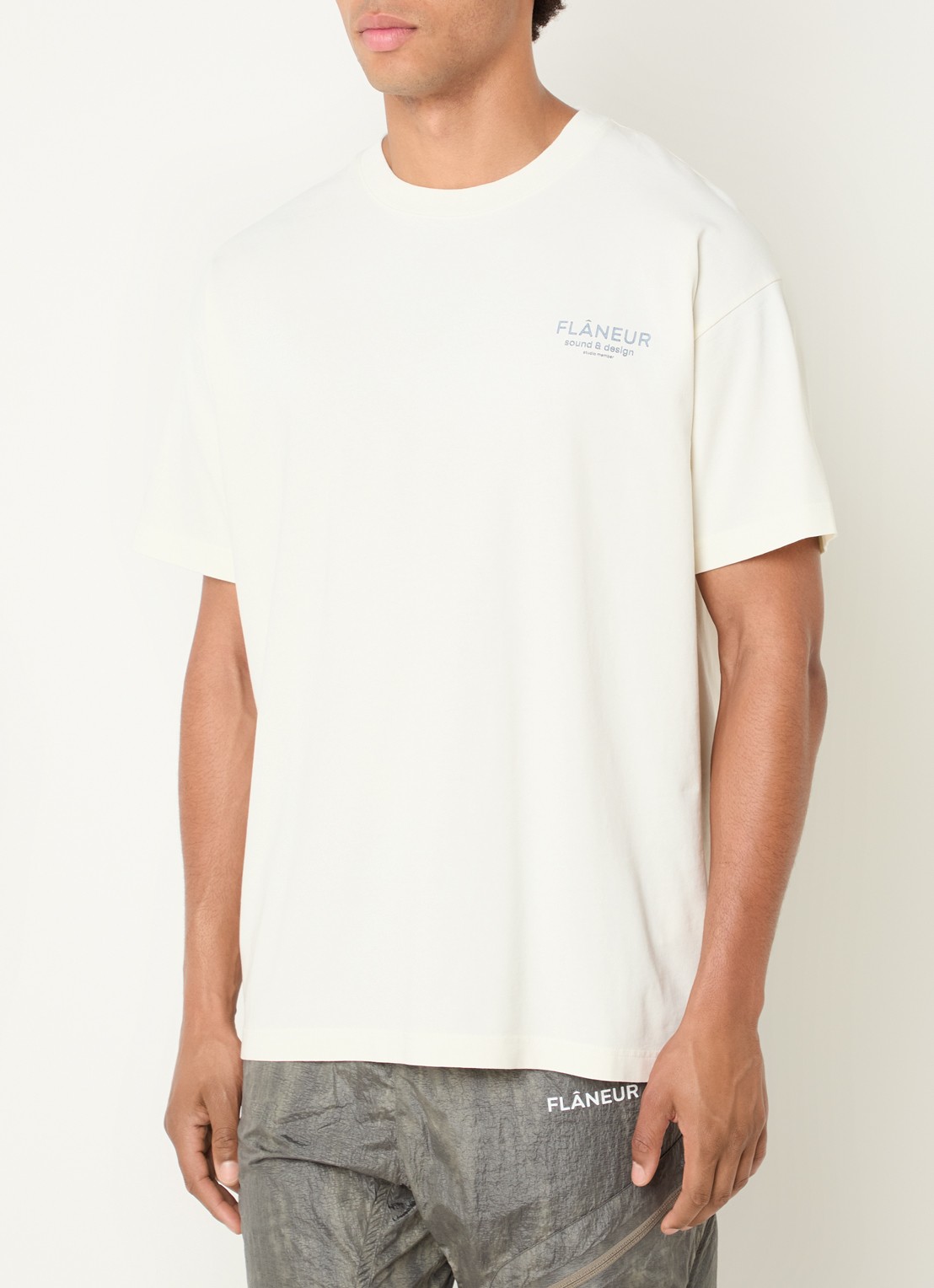FLÂNEUR Sound & Design Studio Member T-shirt met logo- en backprint - achterkant 2 gebroken wit