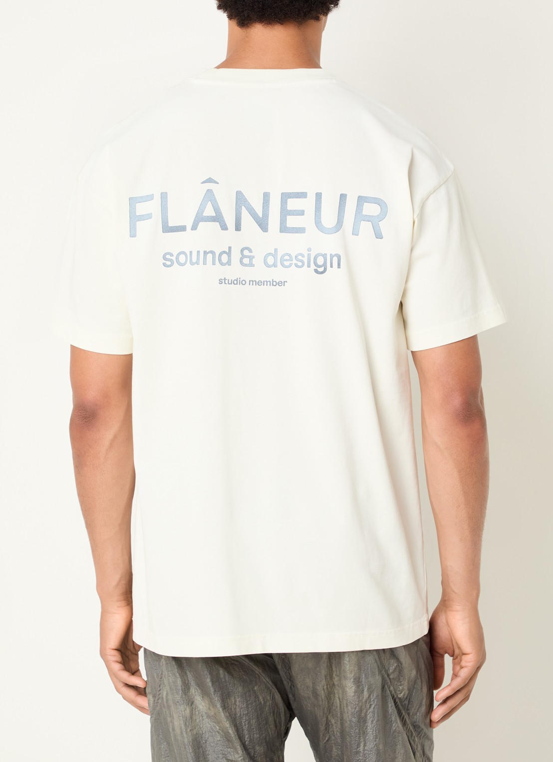 FLÂNEUR Sound & Design Studio Member T-shirt met logo- en backprint - detail gebroken wit