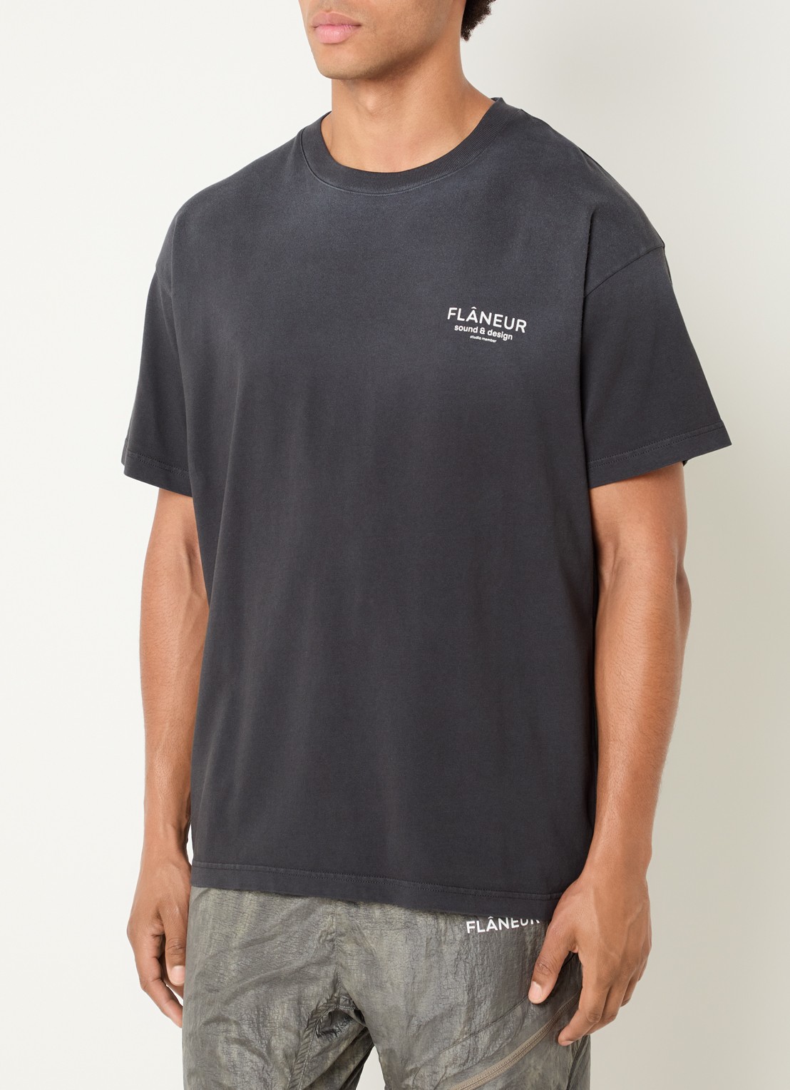 FLÂNEUR Sound & Design Studio Member T-shirt met logo- en backprint - achterkant 2 antraciet