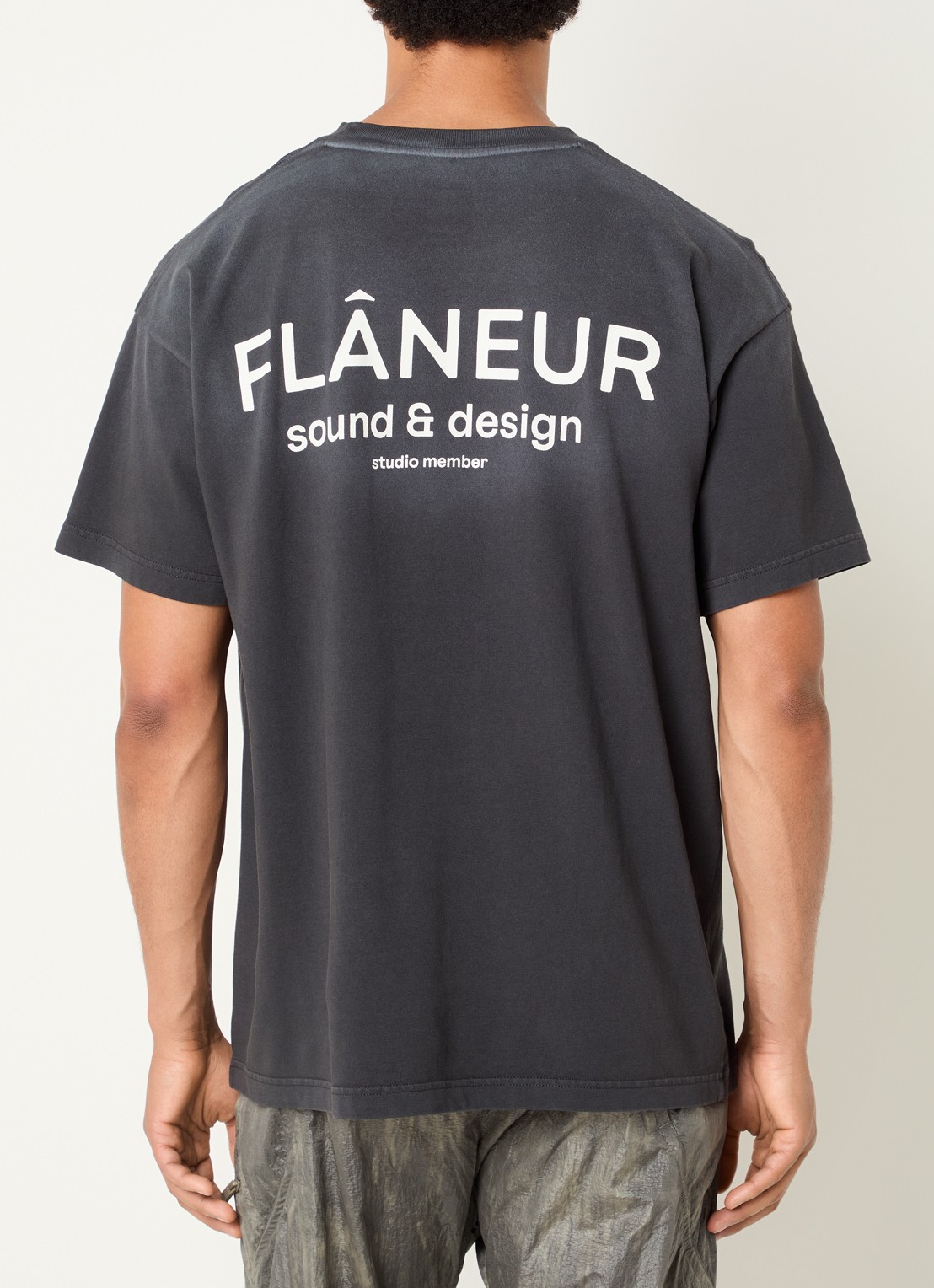 FLÂNEUR Sound & Design Studio Member T-shirt met logo- en backprint - detail antraciet