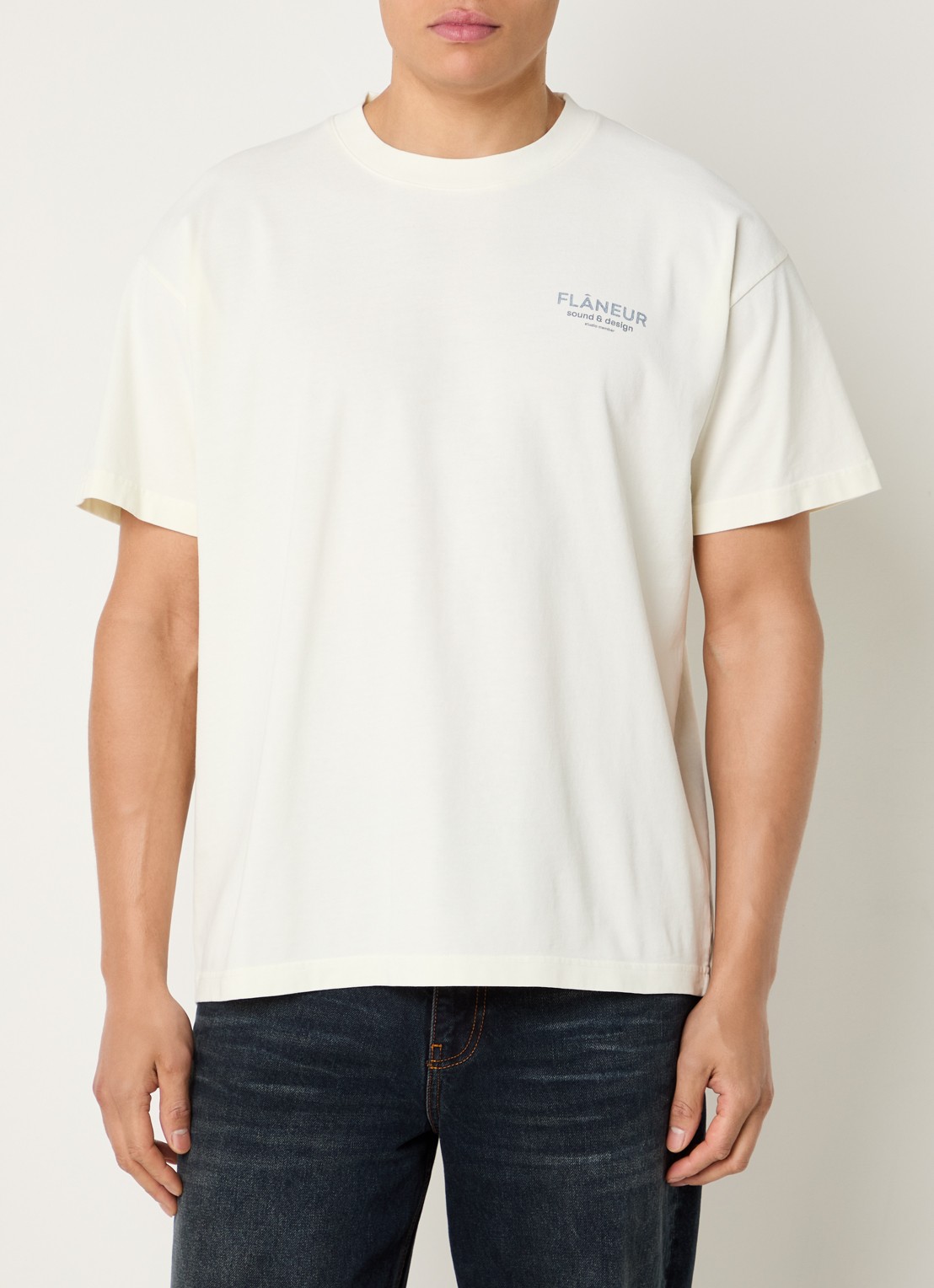 FLÂNEUR Sound & Design T-shirt met logo- en backprint - achterkant creme