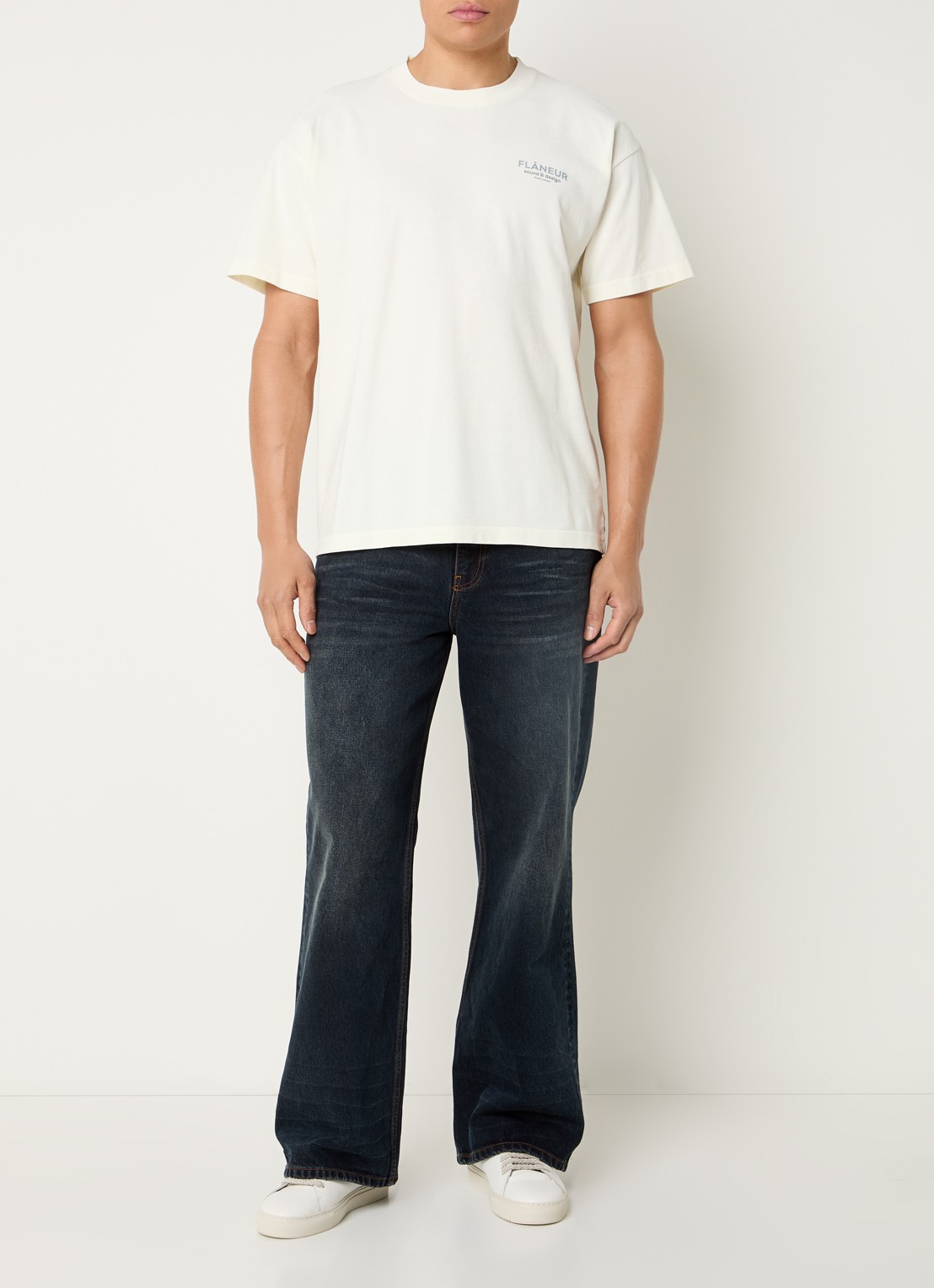 FLÂNEUR Sound & Design T-shirt met logo- en backprint - voorkant 3 creme