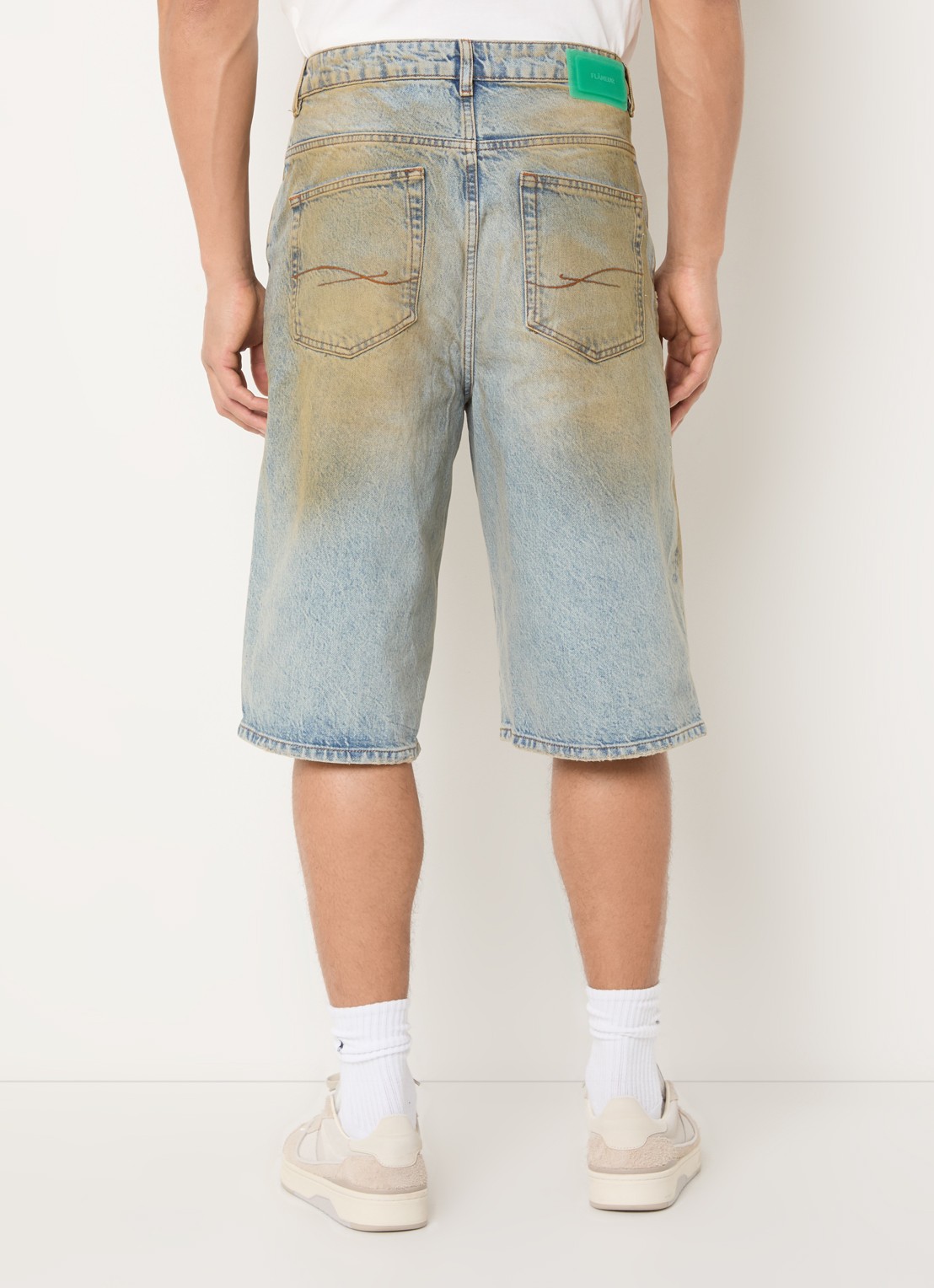 FLÂNEUR Straight fit korte broek van denim met donkere wassing - achterkant 5 beige