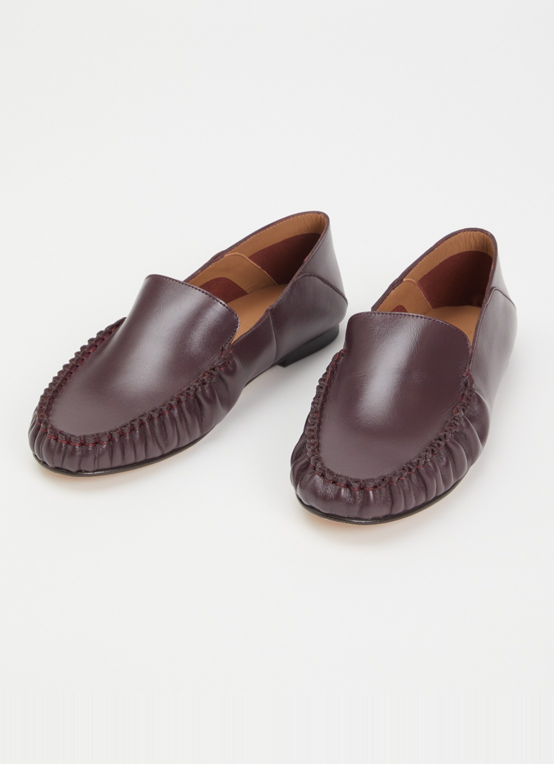 Flattered Bon Bon loafer van lamsleer - detail bordeauxrood