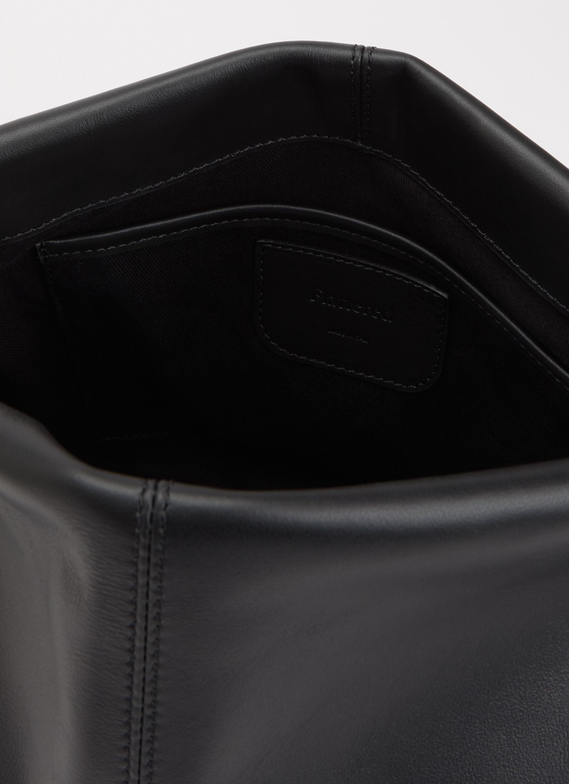Flattered Clay clutch van kalfsleer - detail 3 zwart