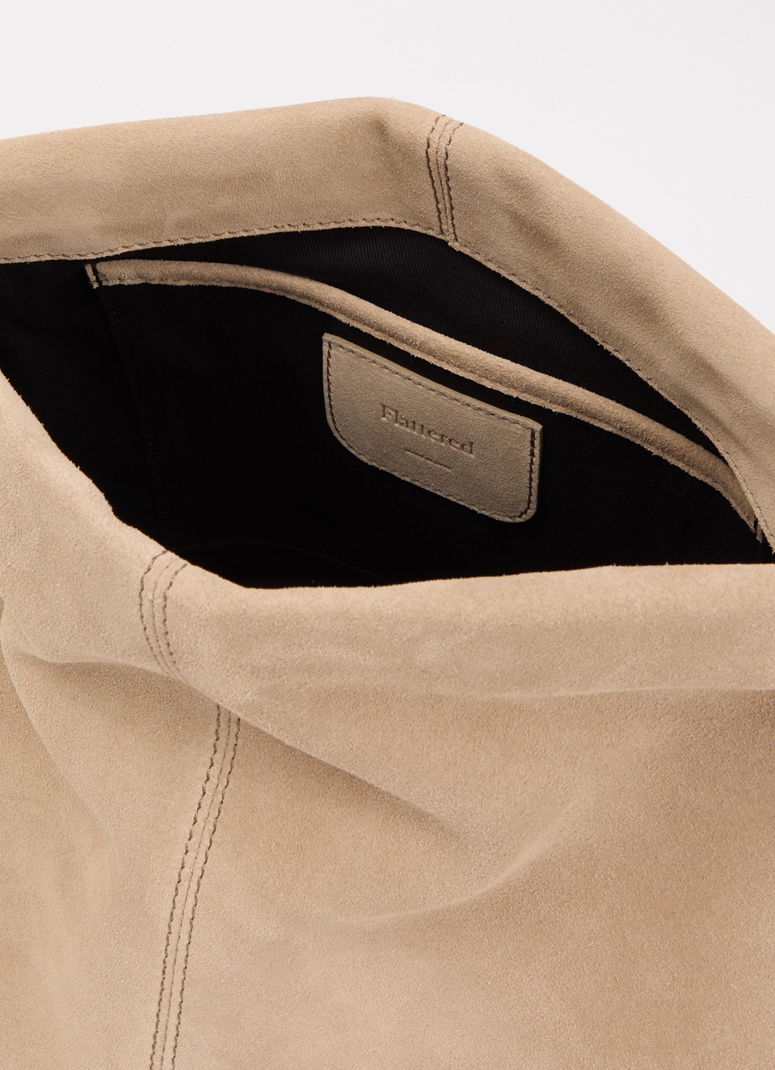 Flattered Clay clutch van kalfssuède - detail 3 zand