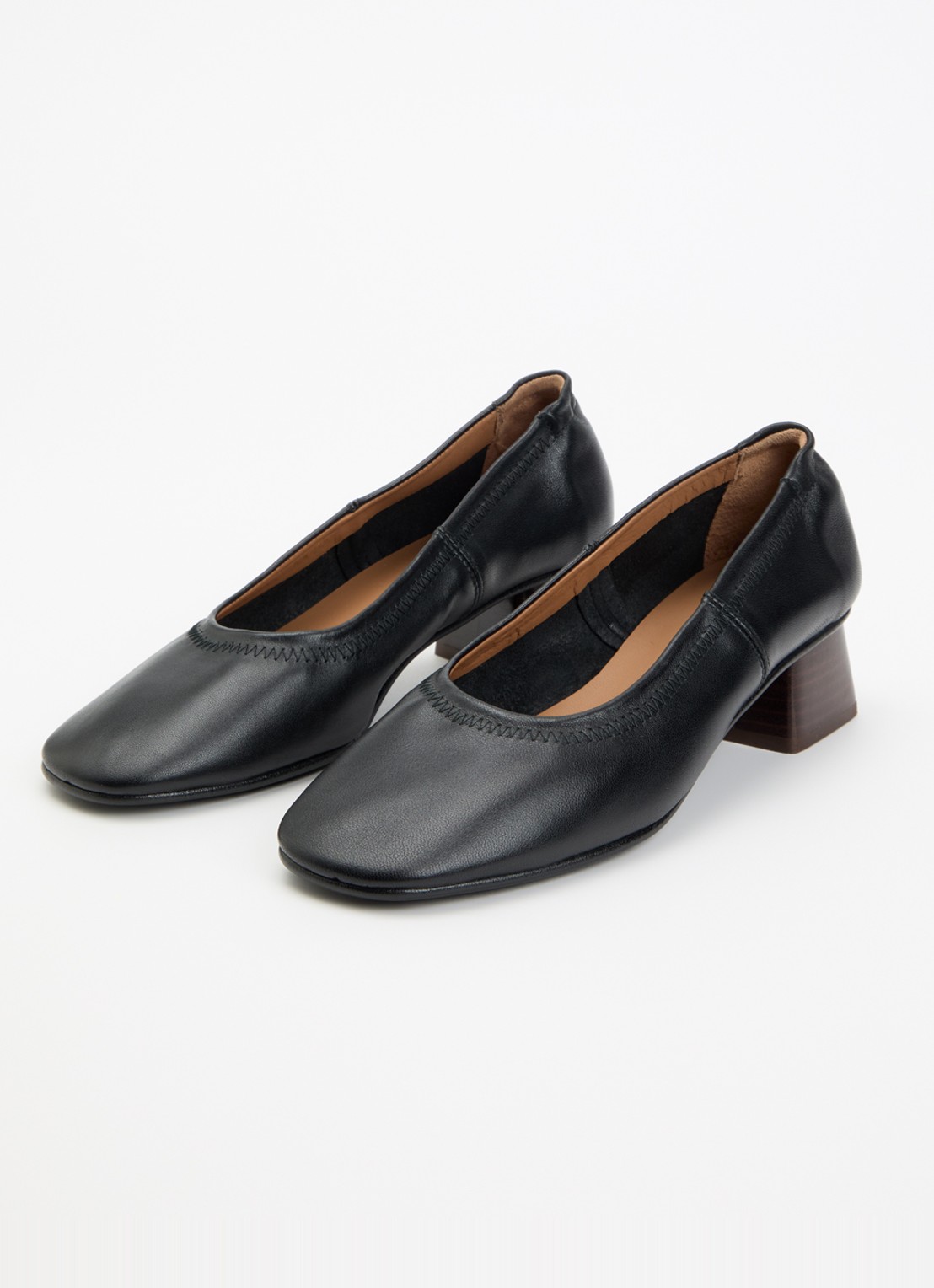 Flattered Zac pump van lamsleer - detail 2 zwart