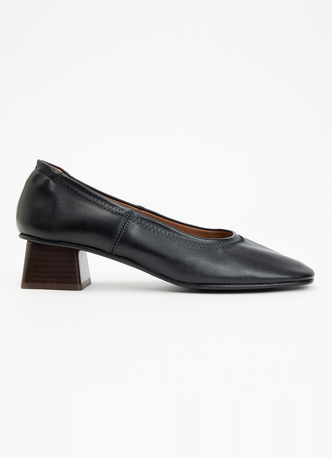 Flattered Zac pump van lamsleer - voorkant zwart