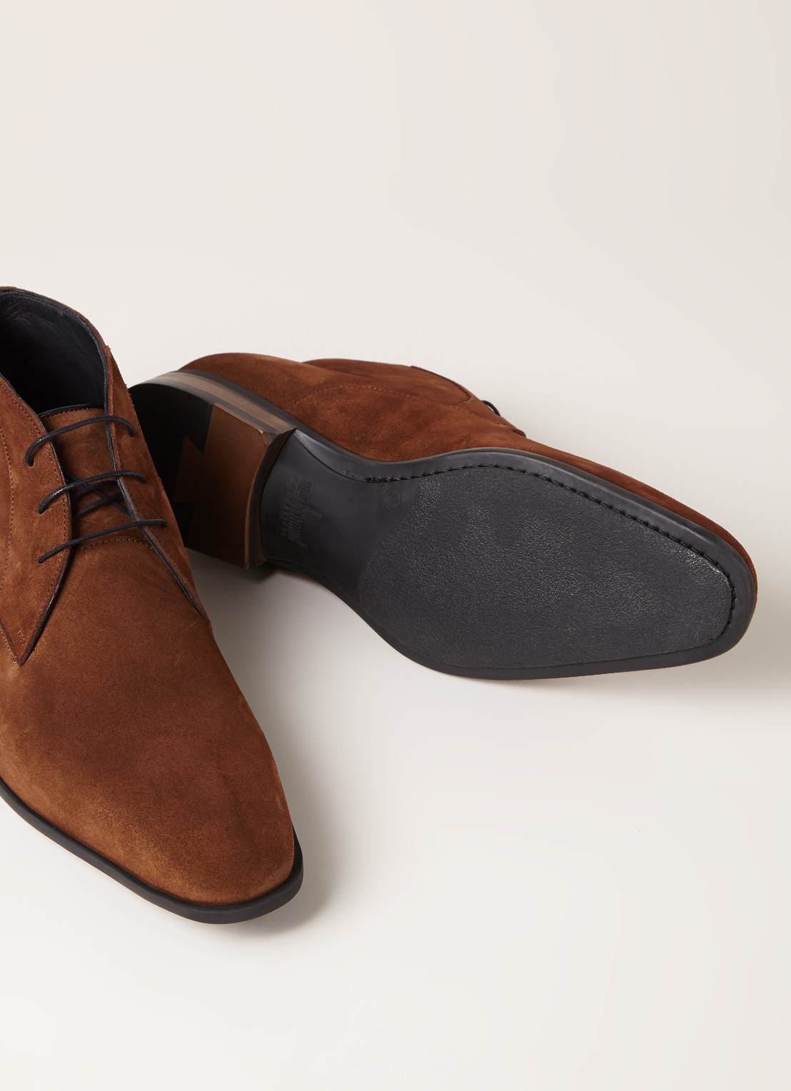 Floris van Bommel Chukka veterschoen van suède - detail 2 cognac