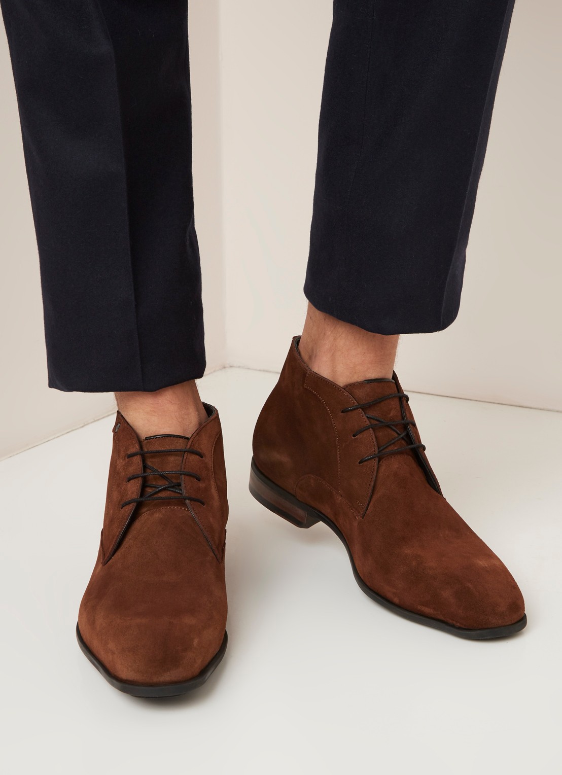 Floris van Bommel Chukka veterschoen van suède - voorkant 4 cognac