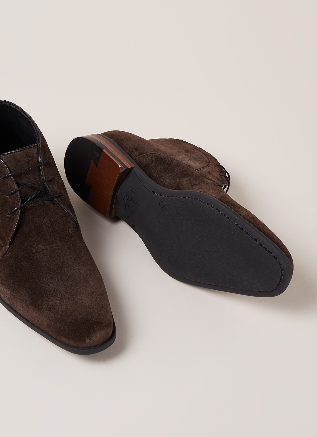 Floris van Bommel Raffa 05.02 chukka veterschoen van suède - detail 4 bruin