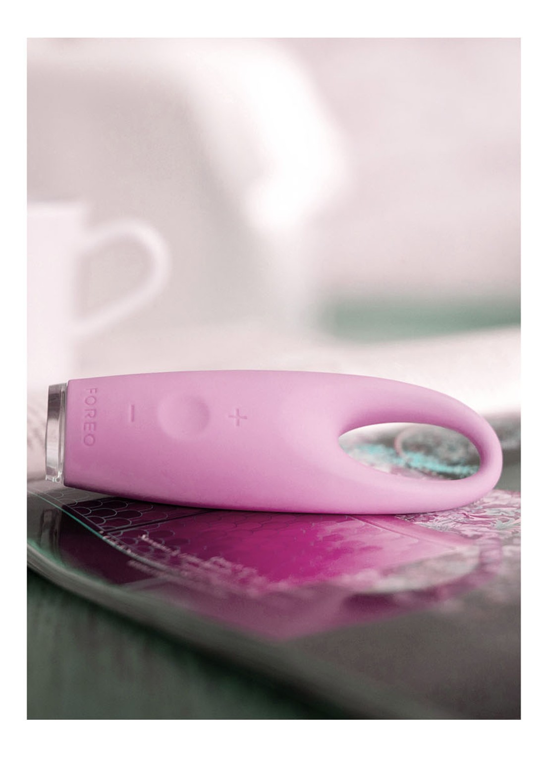 Foreo IRIS™ Illuminating Eye Massager Petal Pink - gezichtstool - detail 2 petal pink