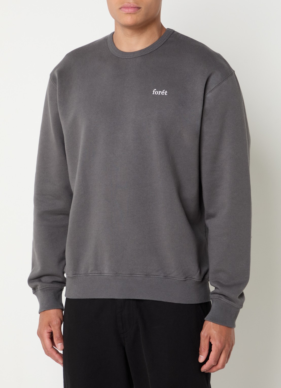 forét Noon sweater met logoborduring - detail donkergrijs