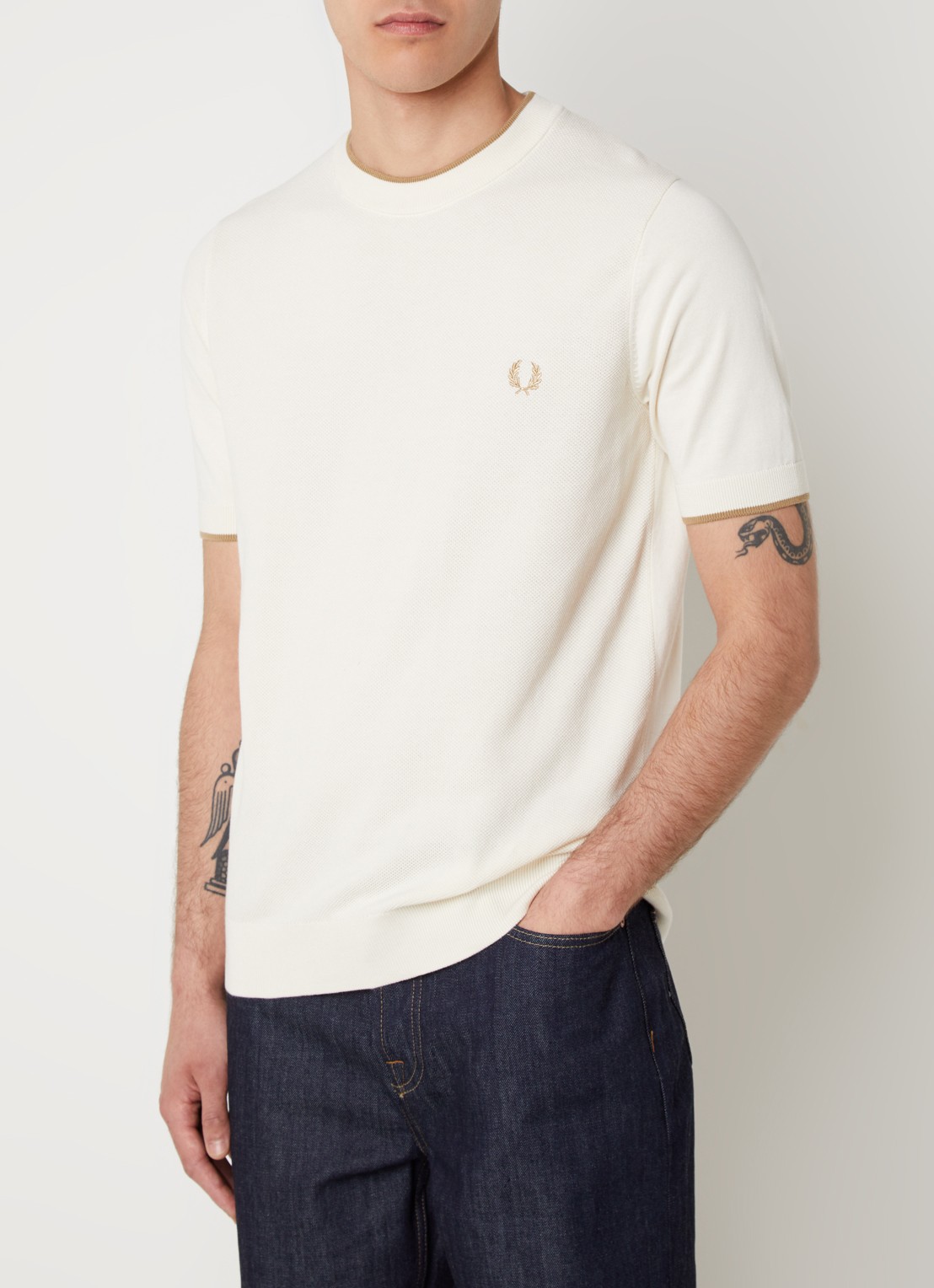 Fred Perry Regular fit polo van piqué katoen met logoborduring - detail gebroken wit
