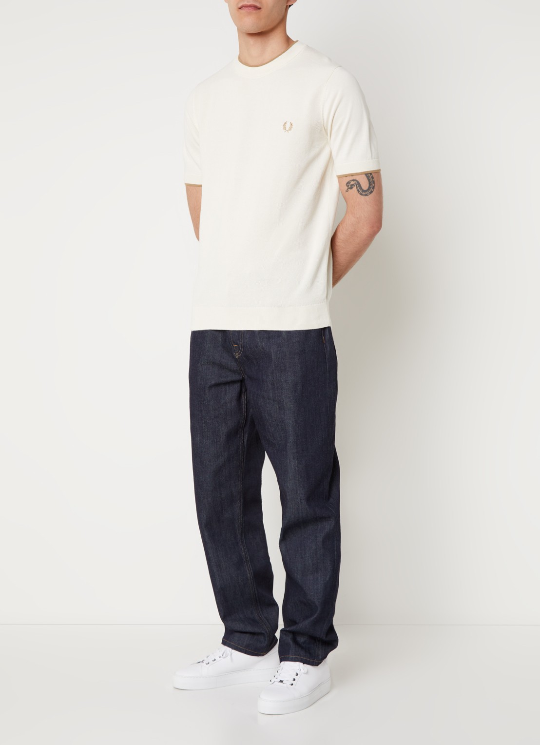 Fred Perry Regular fit polo van piqué katoen met logoborduring - voorkant 3 gebroken wit