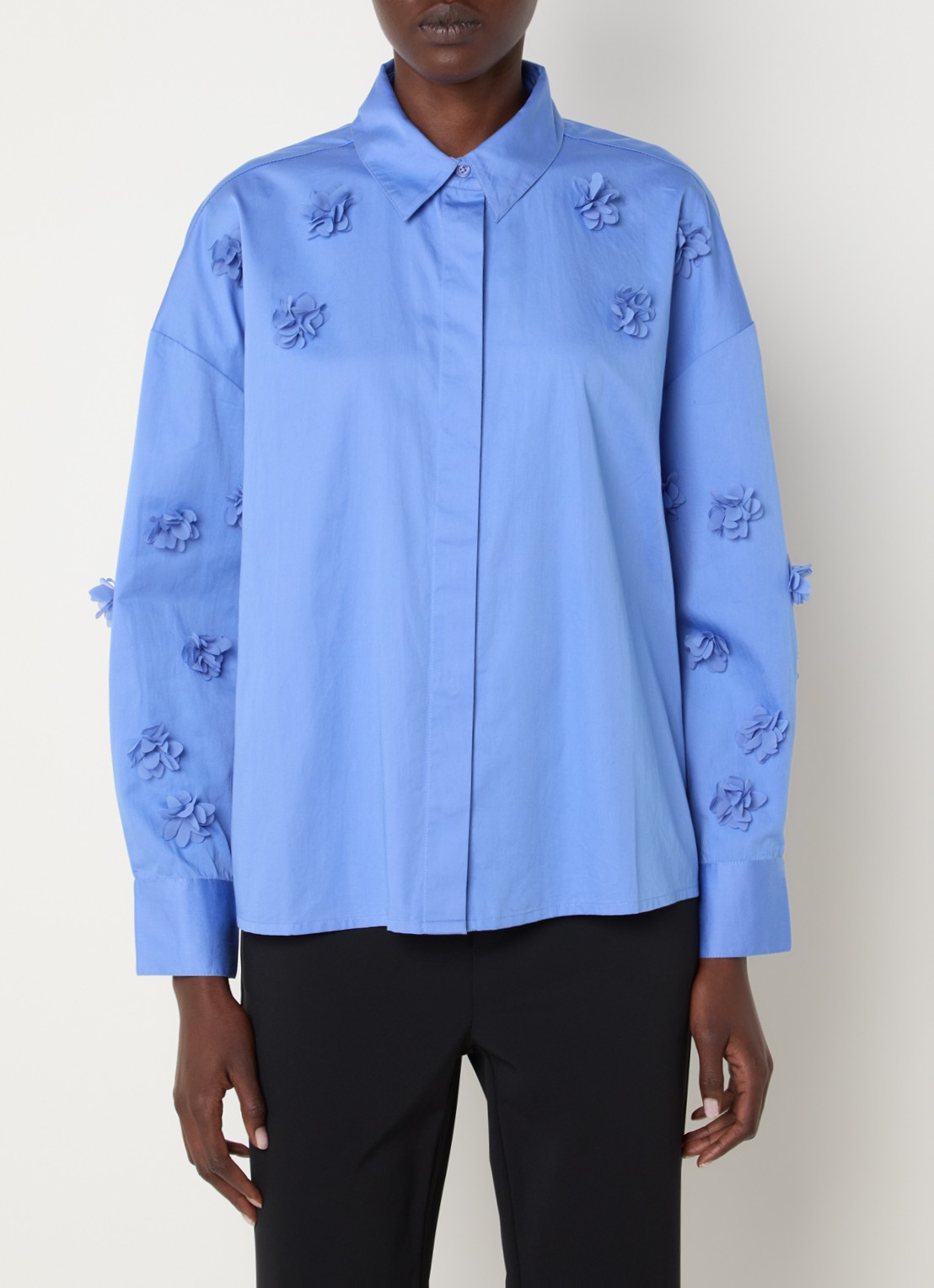 French Connection Alexis blouse met applicatie - detail 3 lichtblauw