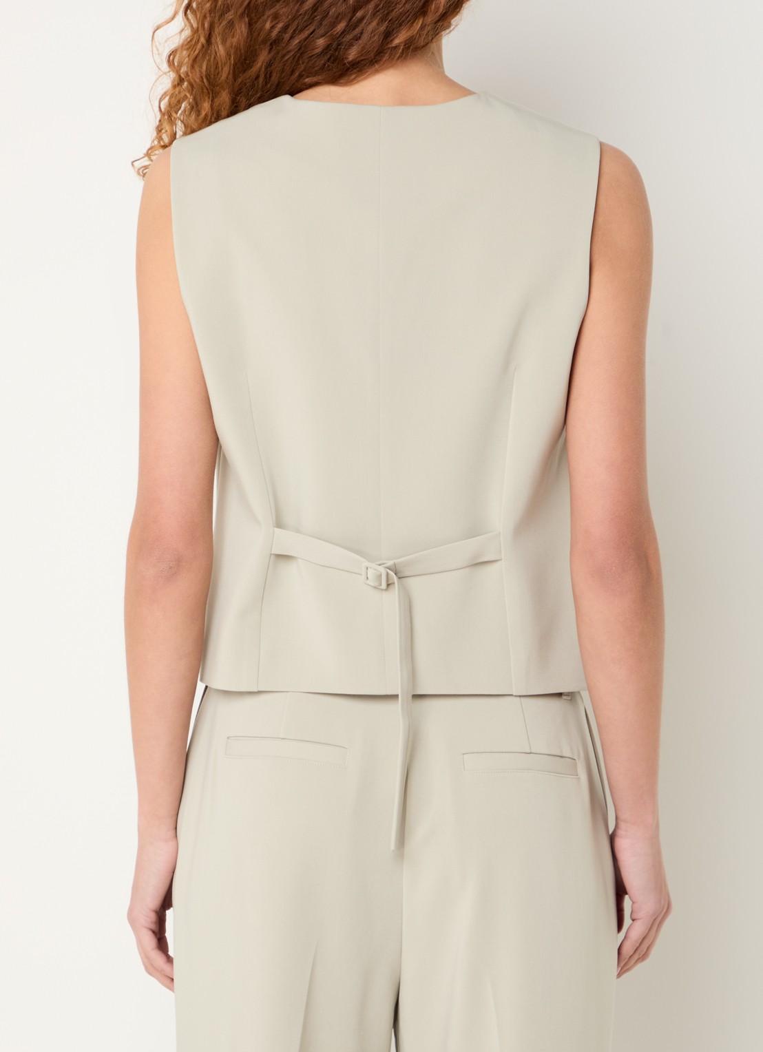 French Connection Angie gilet met paspelzakken en gespdetail - achterkant khaki