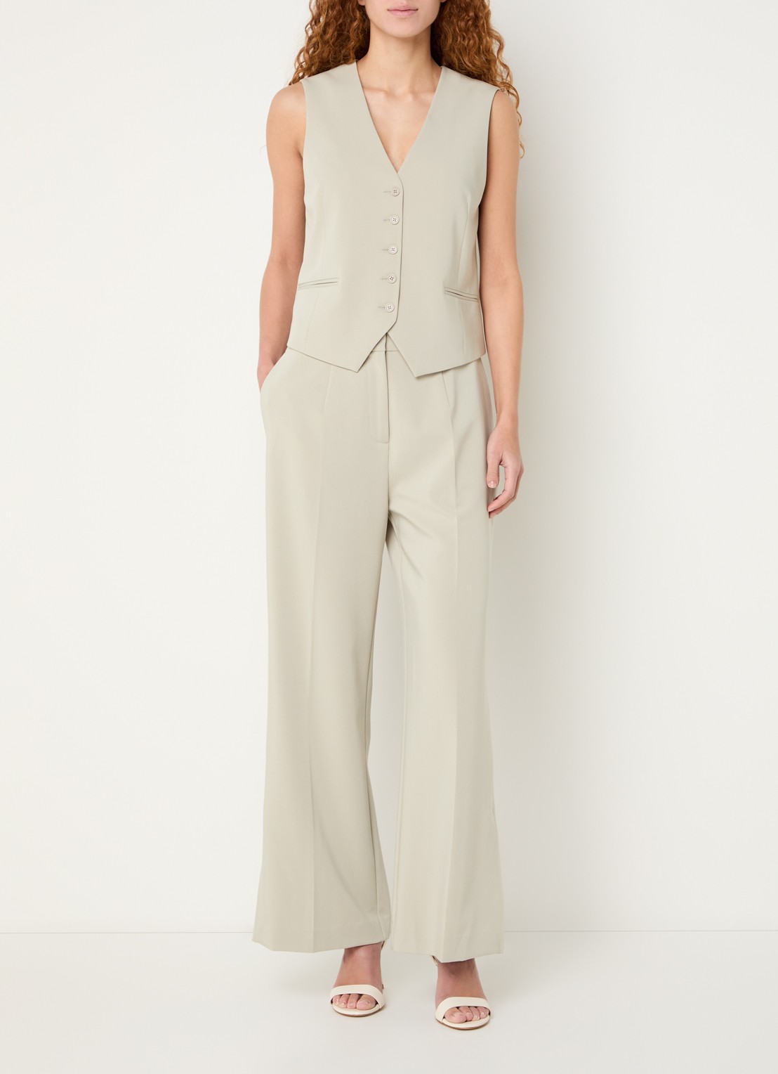 French Connection Angie gilet met paspelzakken en gespdetail - voorkant 4 khaki