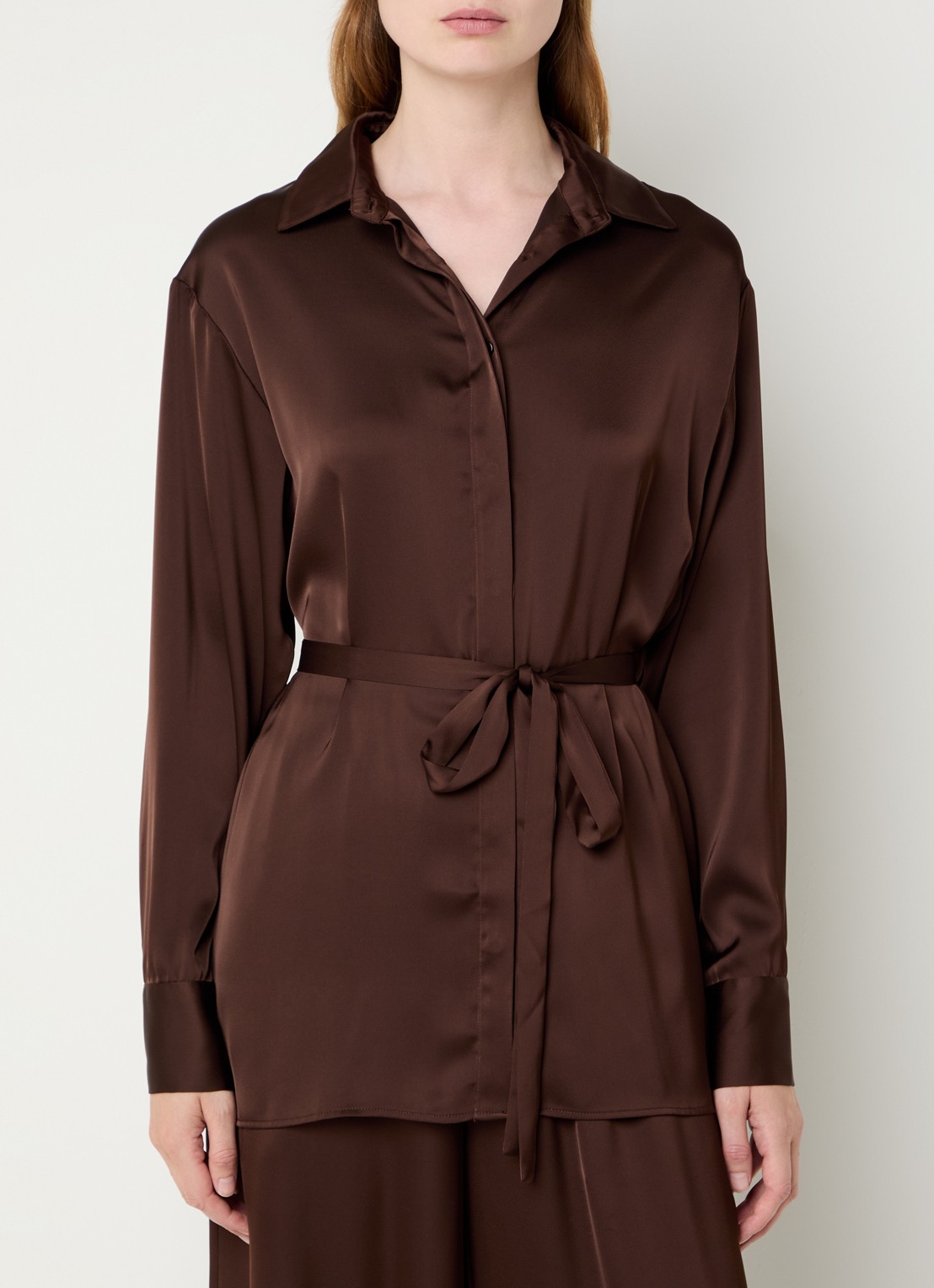 French Connection Bernadetta blouse van satijn met strikceintuur - detail 3 donkerbruin