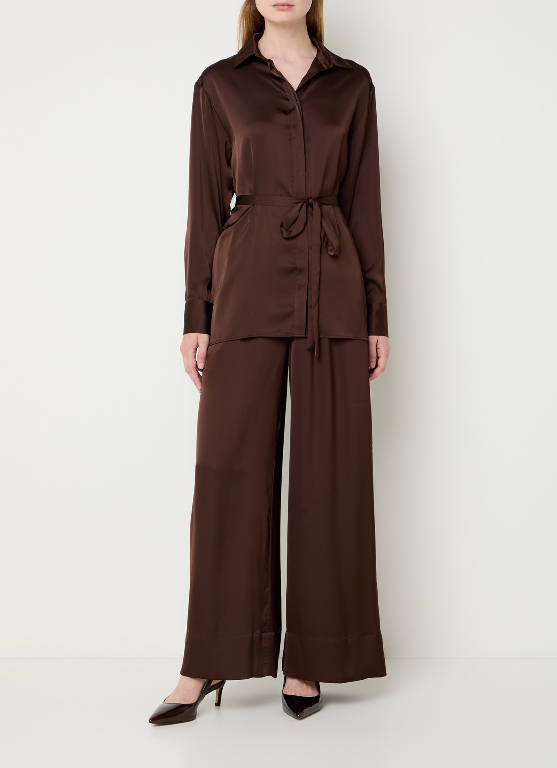 French Connection Bernadetta blouse van satijn met strikceintuur - voorkant 2 donkerbruin