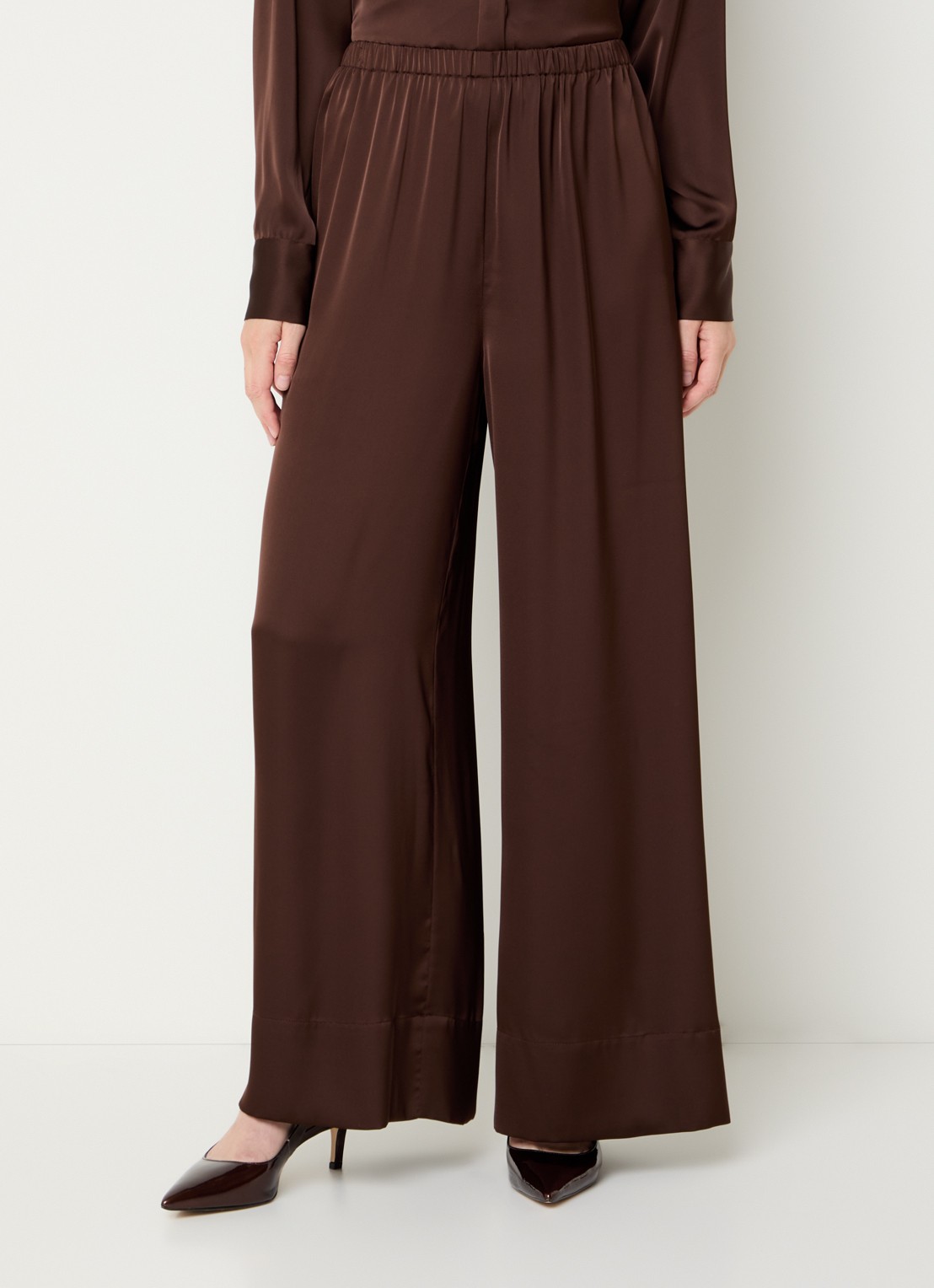 French Connection Bernadetta high waist wide fit pantalon van satijn met steekzakken - detail 4 donkerbruin