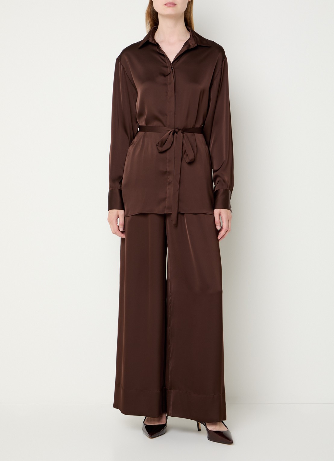 French Connection Bernadetta high waist wide fit pantalon van satijn met steekzakken - voorkant 3 donkerbruin