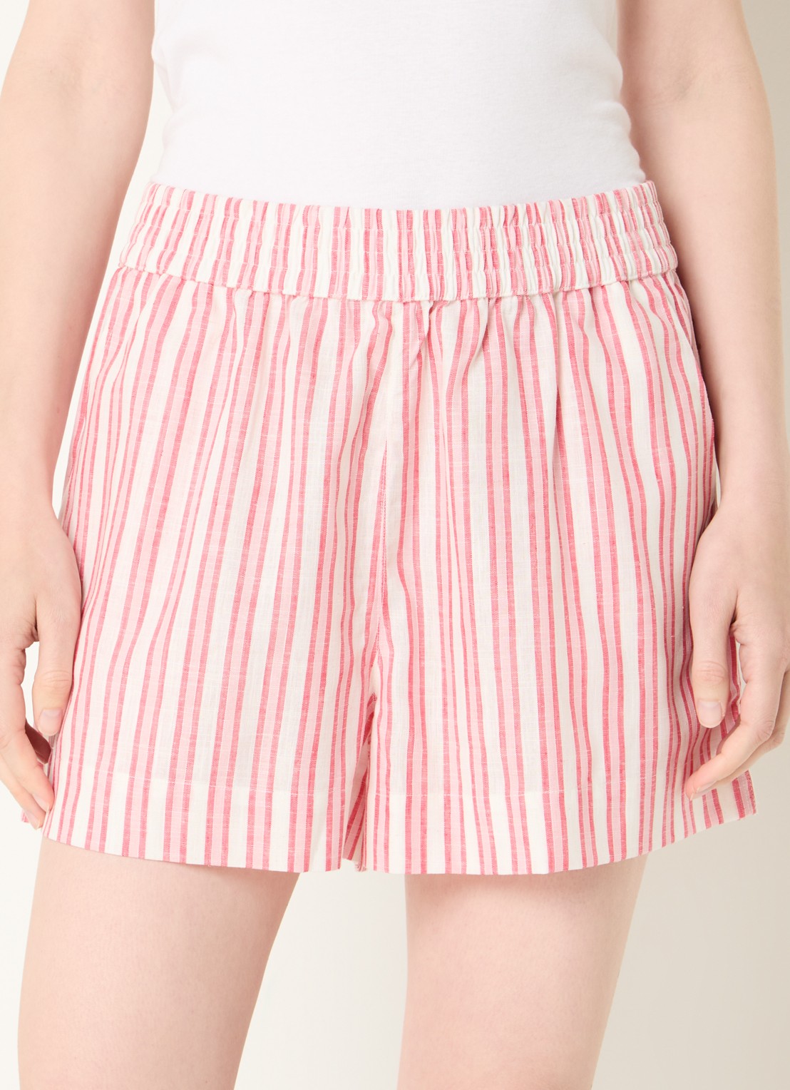 French Connection Cheryl mid waist straight fit korte broek met streepprint - detail 3 koraalroze