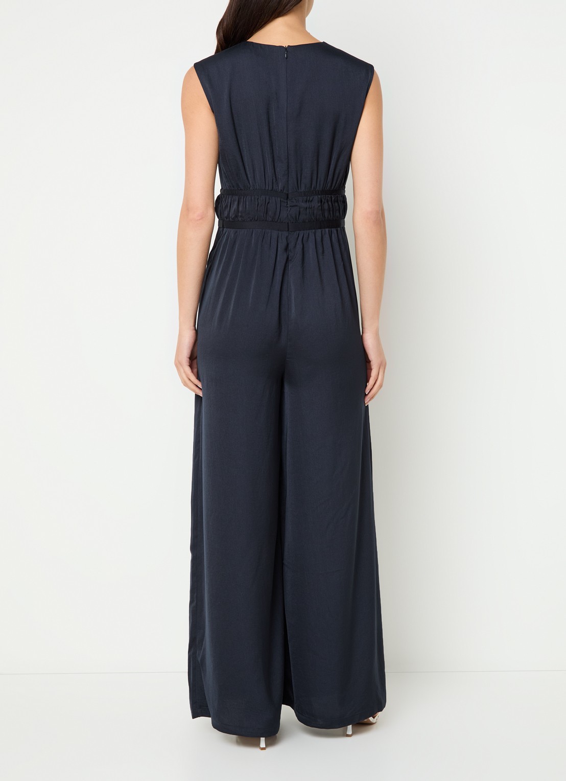 French Connection Damasco wide fit jumpsuit van satijn met V-hals - achterkant donkerblauw