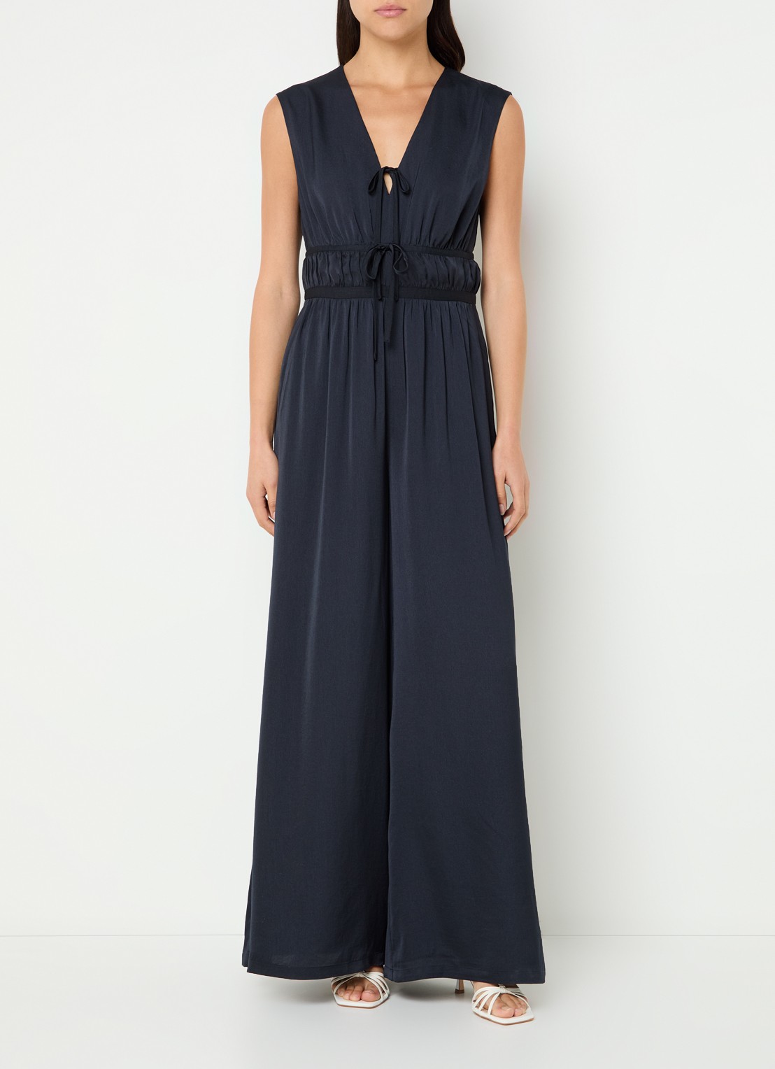 French Connection Damasco wide fit jumpsuit van satijn met V-hals - detail 2 donkerblauw