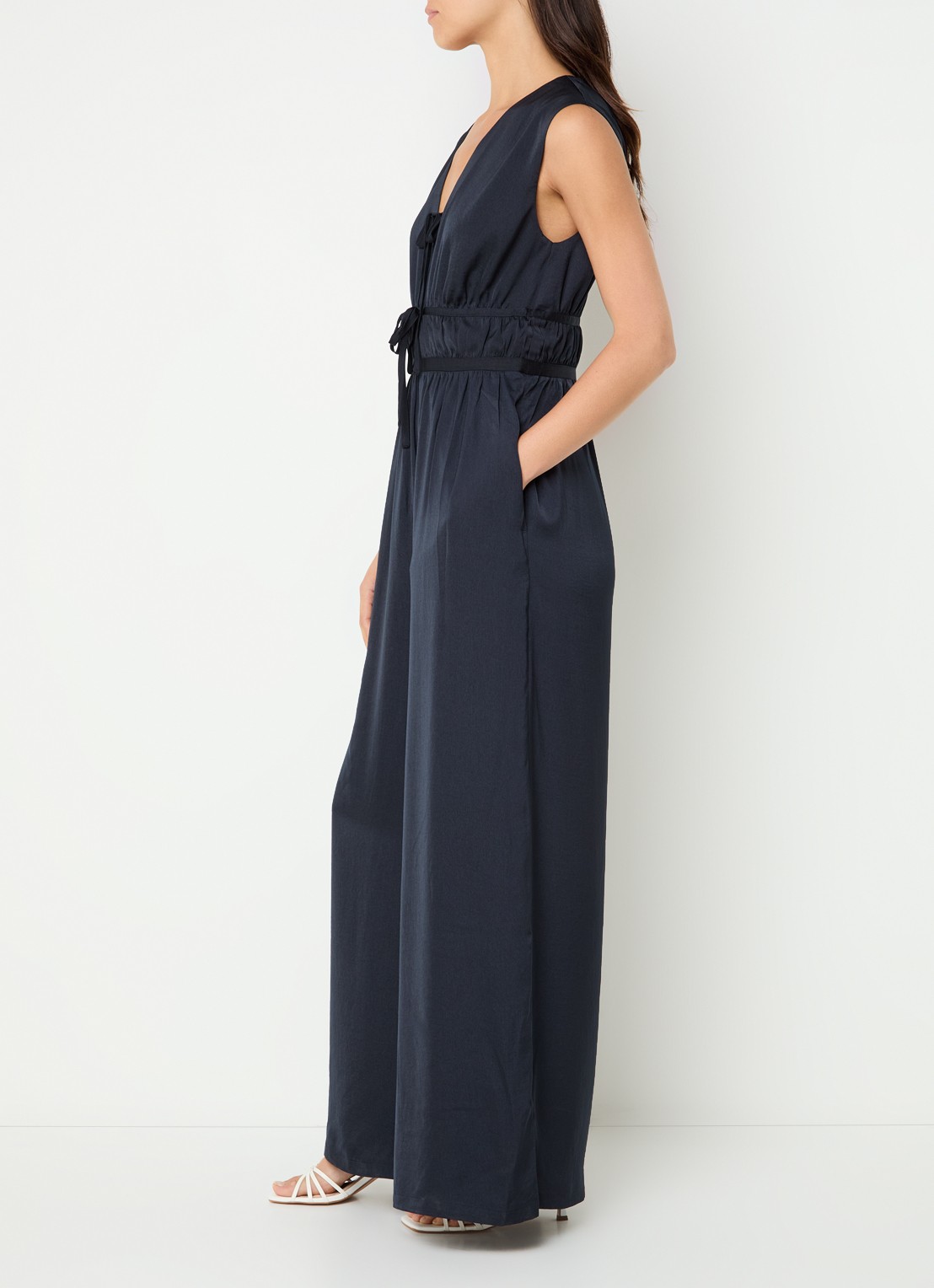 French Connection Damasco wide fit jumpsuit van satijn met V-hals - voorkant 4 donkerblauw