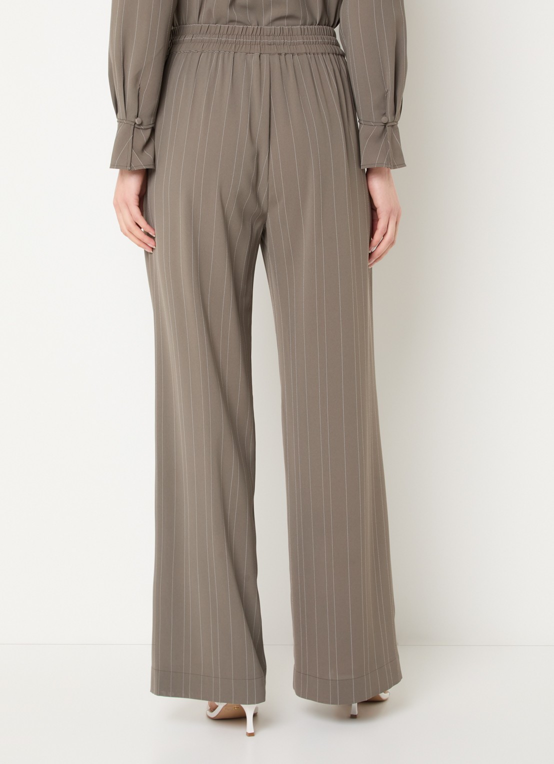 French Connection Erma high waist wide fit broek met krijtstreep en elastische band - achterkant khaki