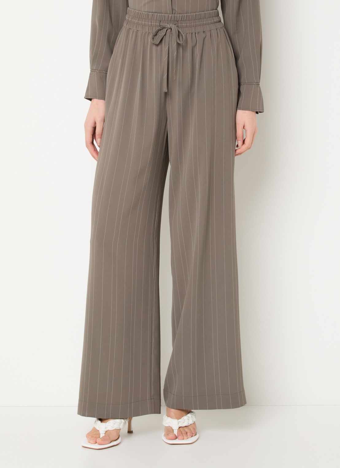 French Connection Erma high waist wide fit broek met krijtstreep en elastische band - detail 4 khaki