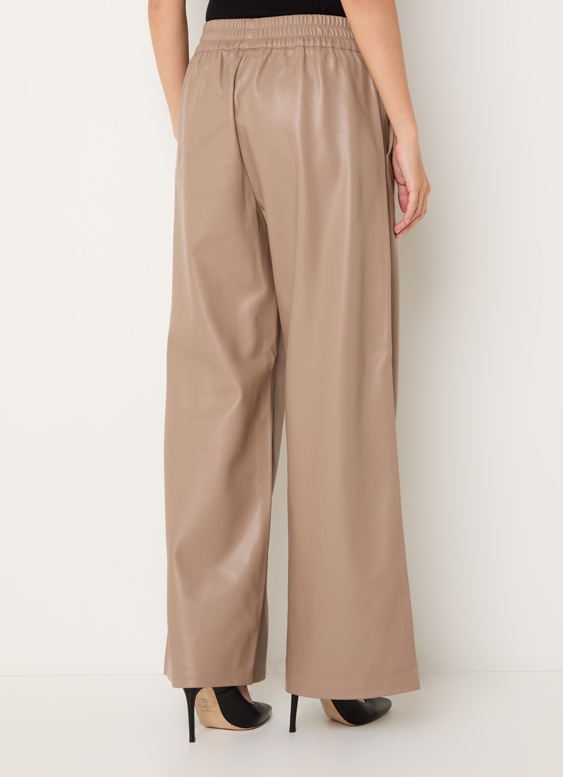 French Connection High waist wide fit broek van imitatieleer - achterkant donkerbeige