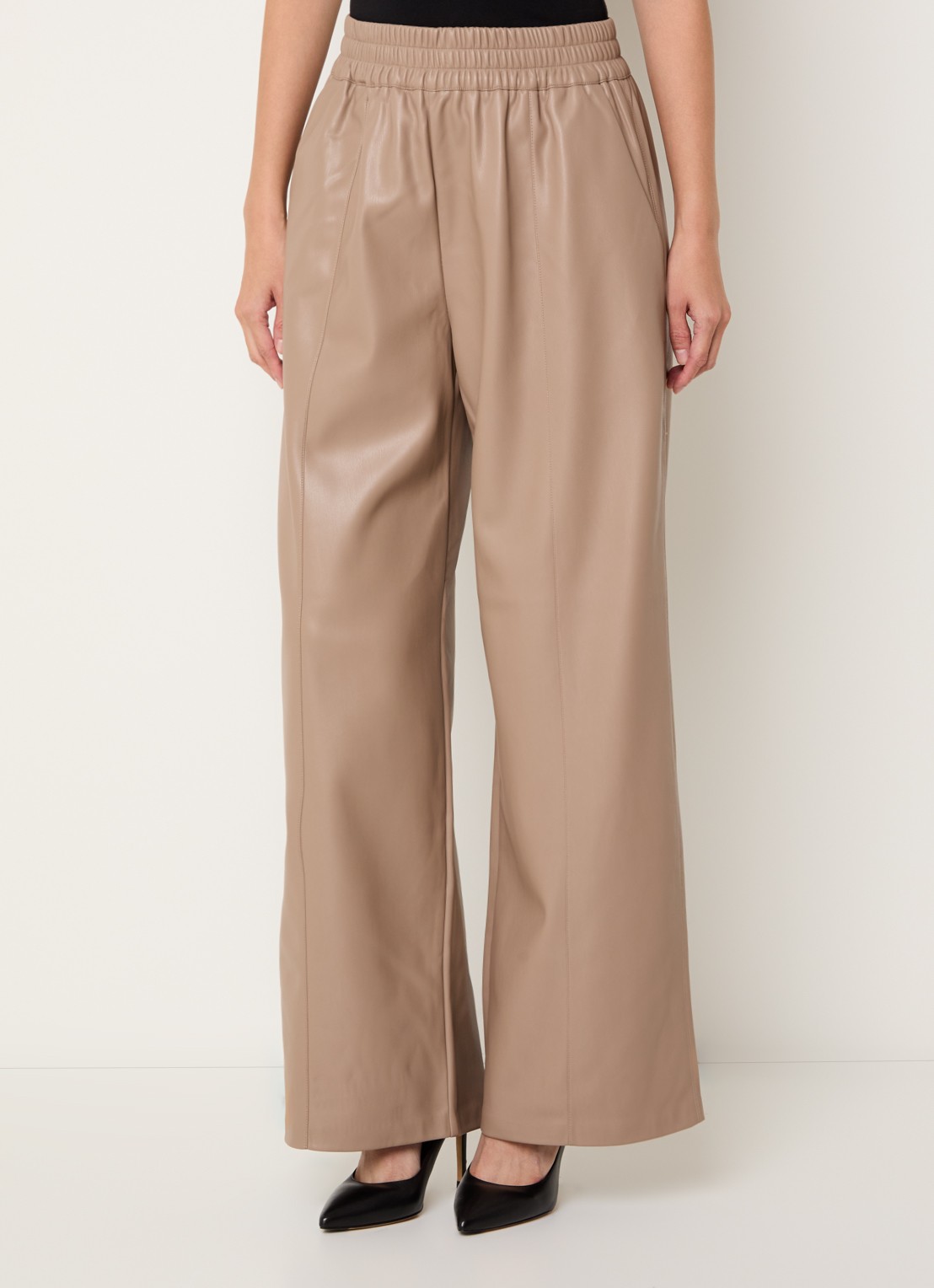 French Connection High waist wide fit broek van imitatieleer - detail 4 donkerbeige