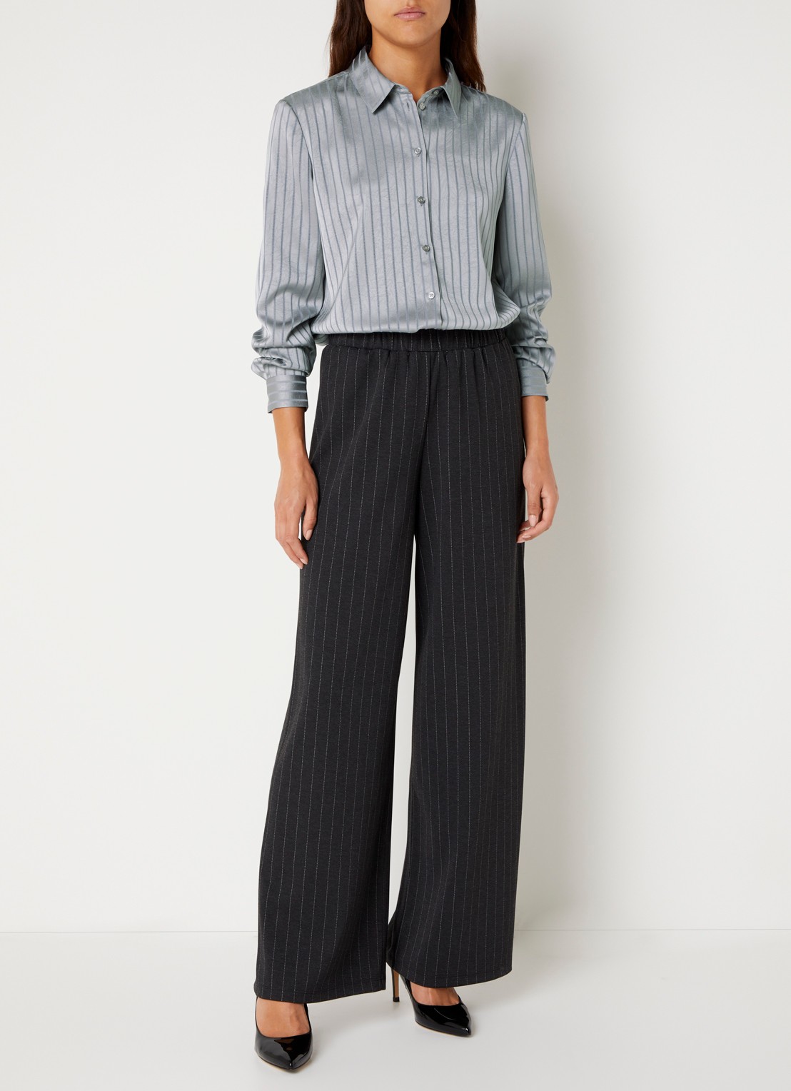 French Connection Maggie blouse van satijn met streepprint - voorkant 2 grijs