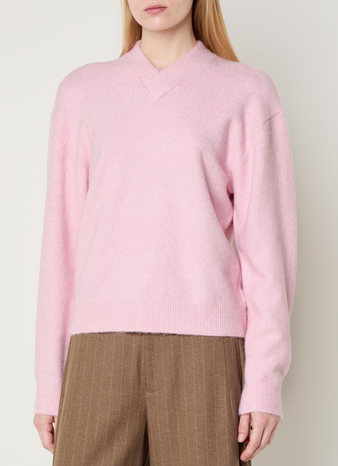 French Connection Maisha grofgebreide trui met V-hals - detail 3 roze