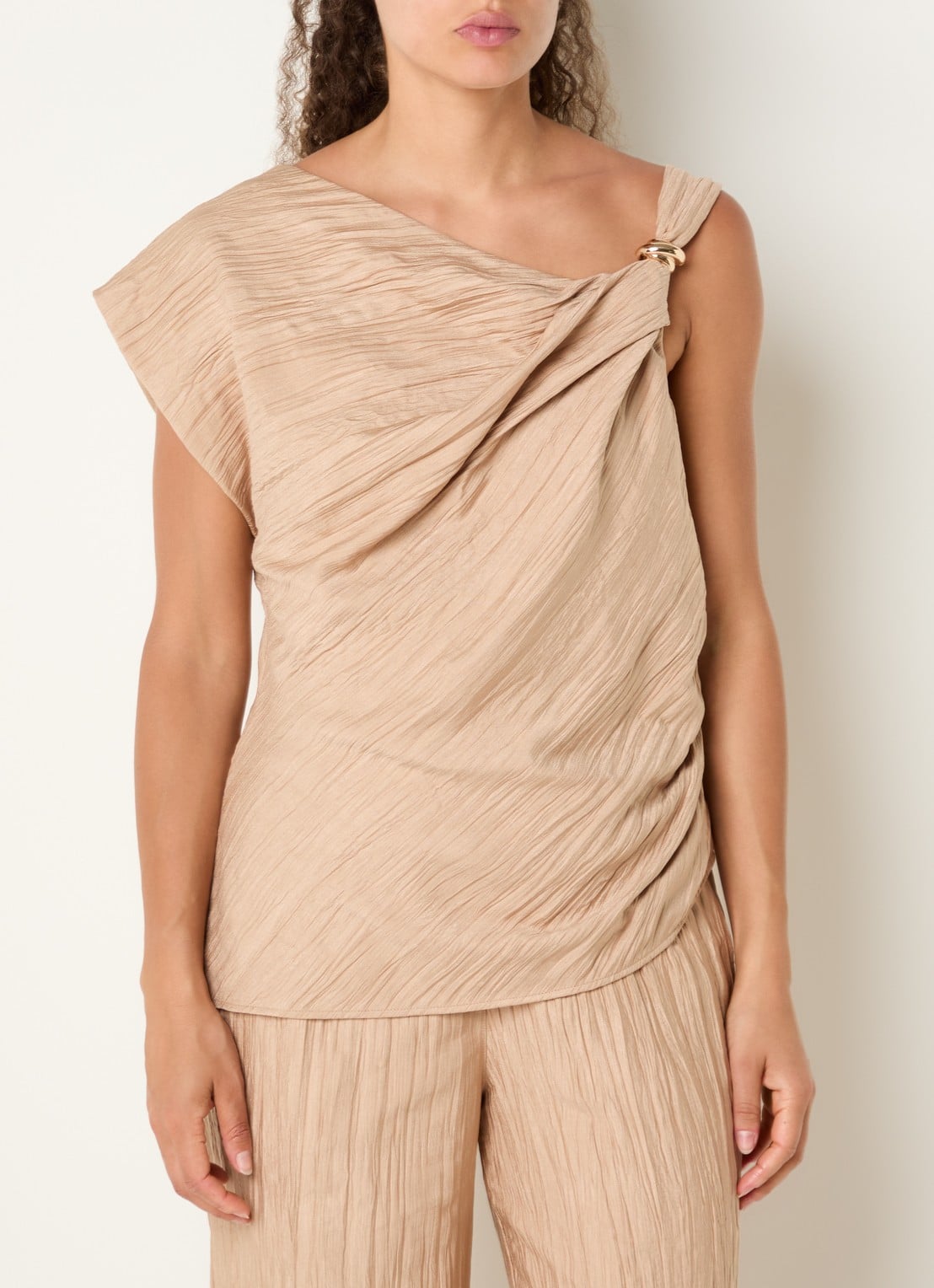 French Connection Novie top met asymmetrische hals - detail 4 donkerbeige