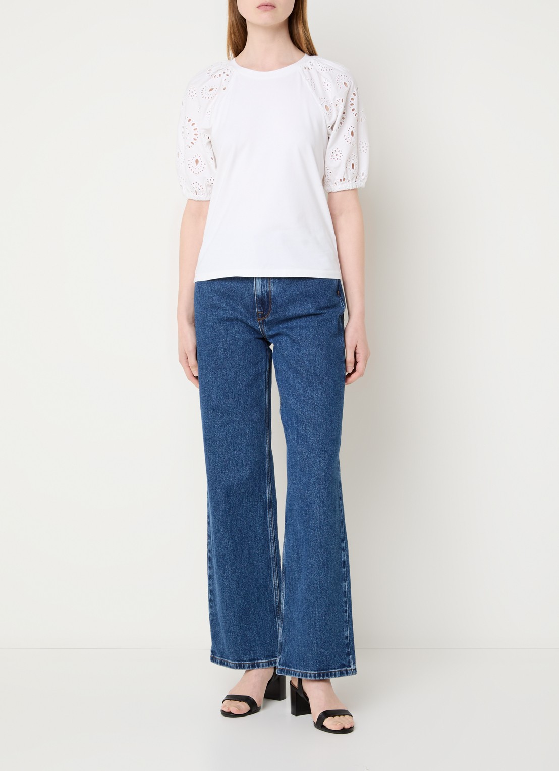 French Connection Rosana top met pofmouw en broderie - voorkant 4 wit